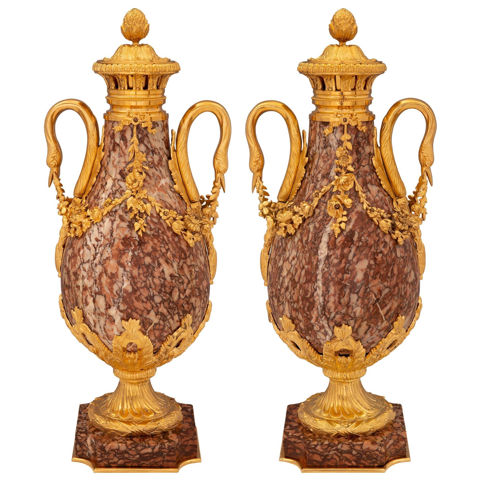 Francese Coppia di urne con coperchio in marmo e ormolu in stile Luigi XVI, Francia, XIX secolo in vendita