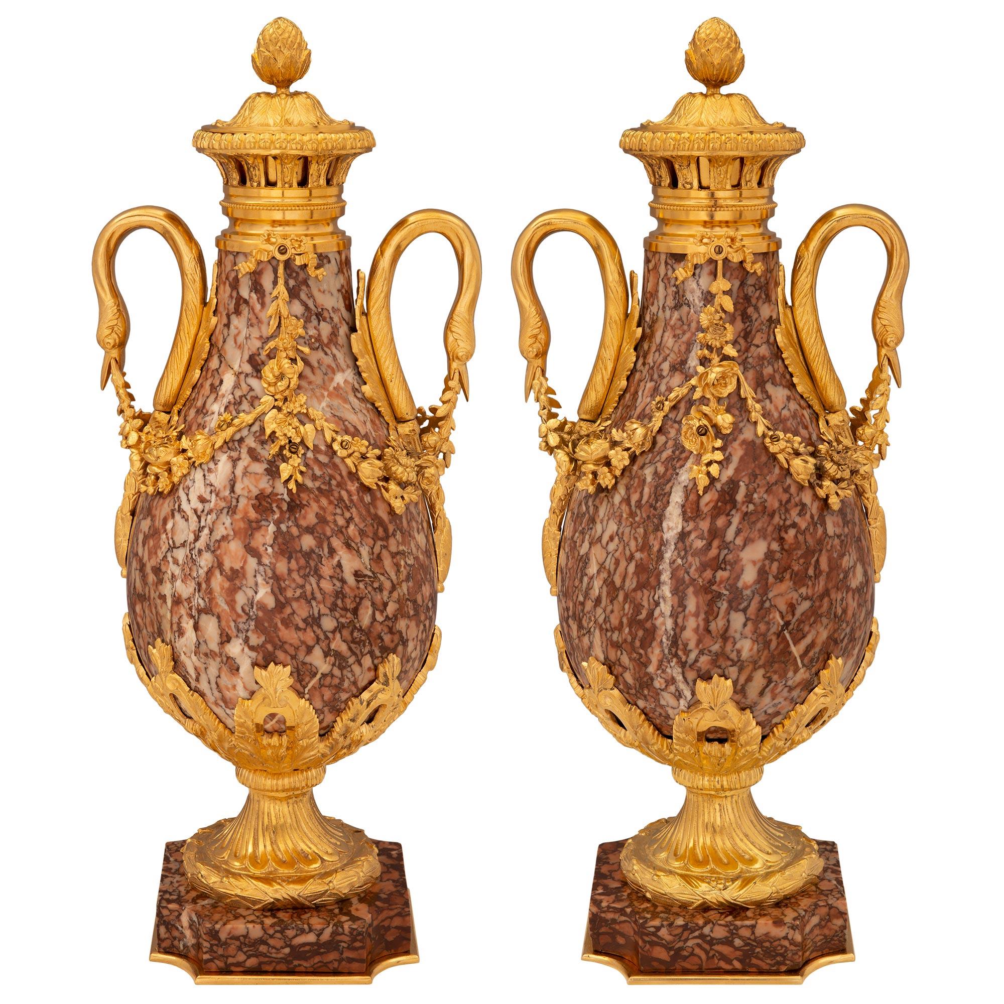 Français Paire d'urnes à couvercle en marbre et bronze doré de style Louis XVI du 19ème siècle français en vente