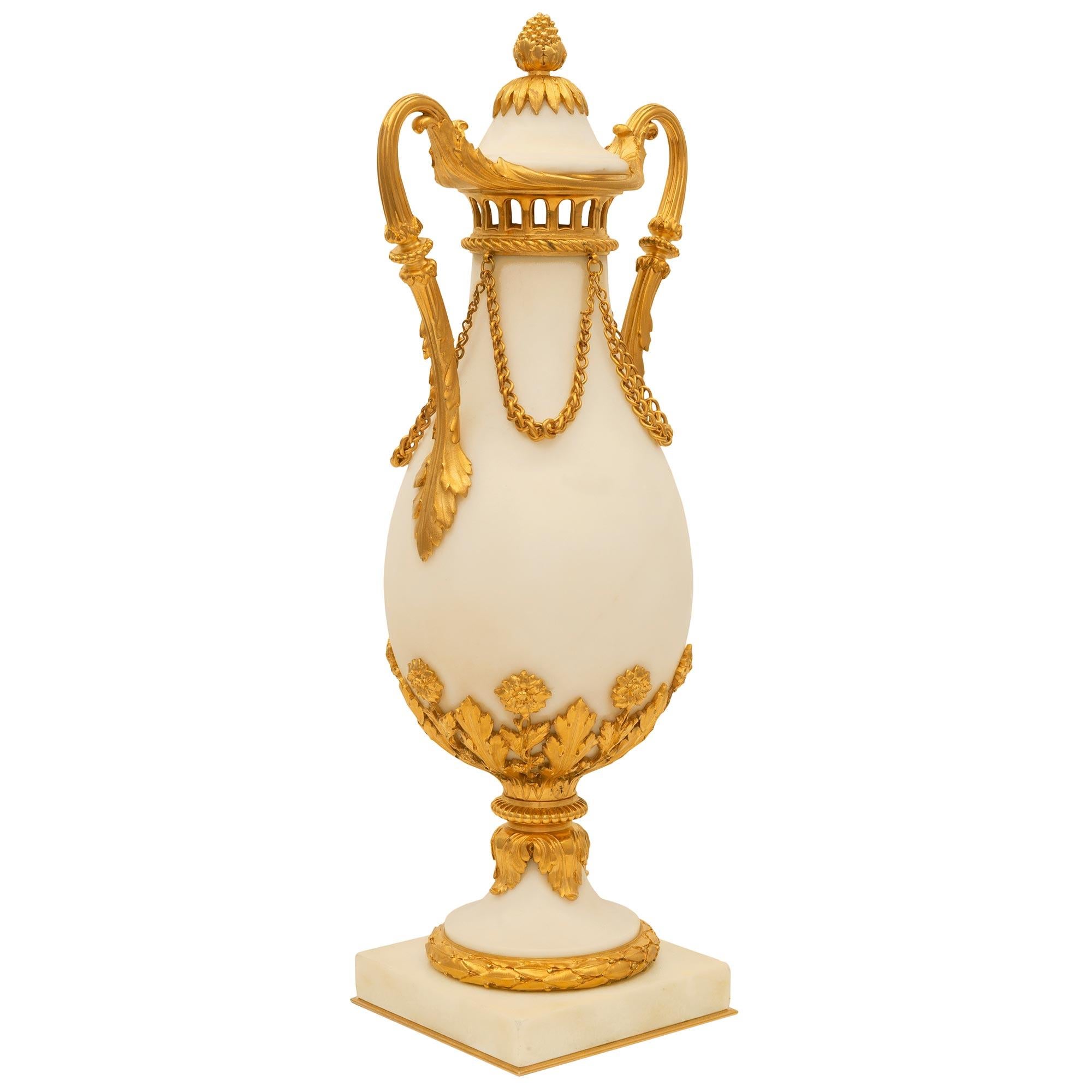 Français Paire d'urnes à couvercle en marbre et bronze doré de style Louis XVI du XIXe siècle. en vente