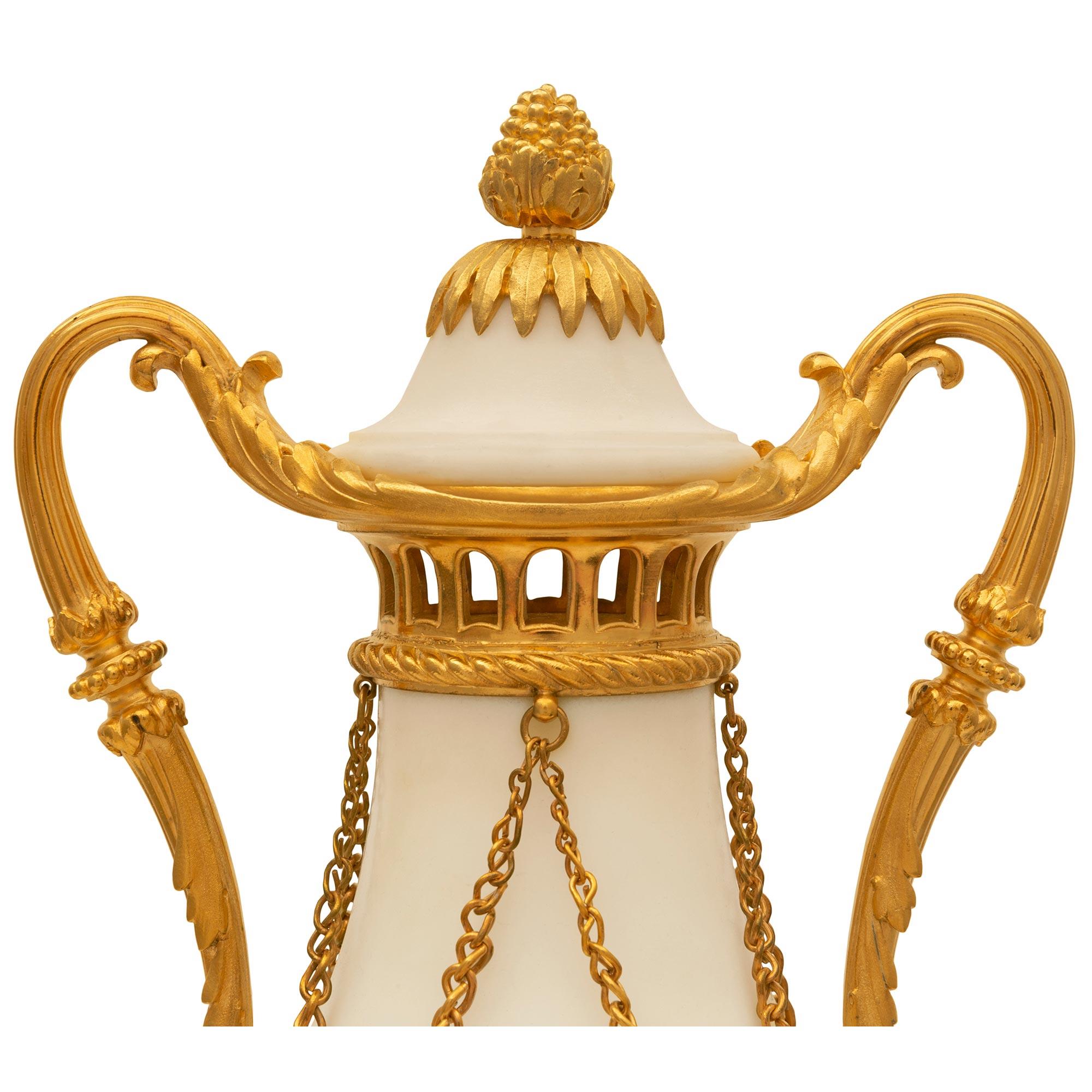 Paire d'urnes à couvercle en marbre et bronze doré de style Louis XVI du XIXe siècle. Bon état - En vente à West Palm Beach, FL