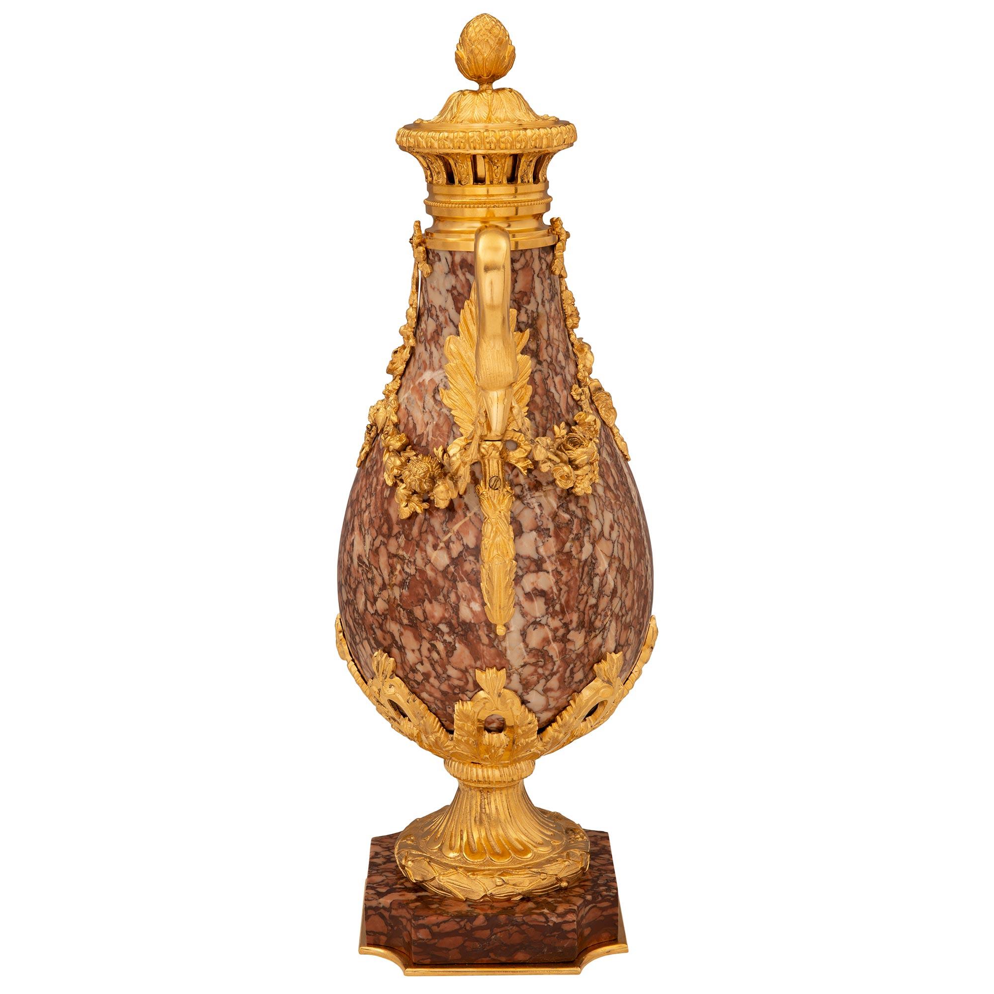 XIXe siècle Paire d'urnes à couvercle en marbre et bronze doré de style Louis XVI du 19ème siècle français en vente
