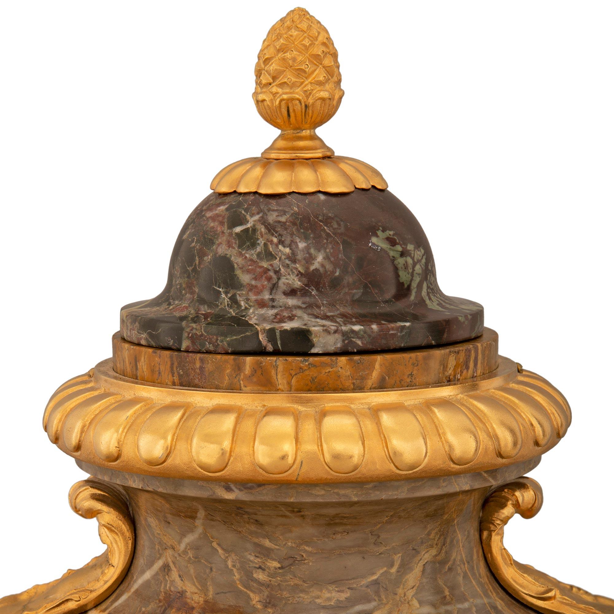 XIXe siècle Paire d'urnes à couvercle Louis XVI du 19ème siècle en marbre et bronze doré en vente
