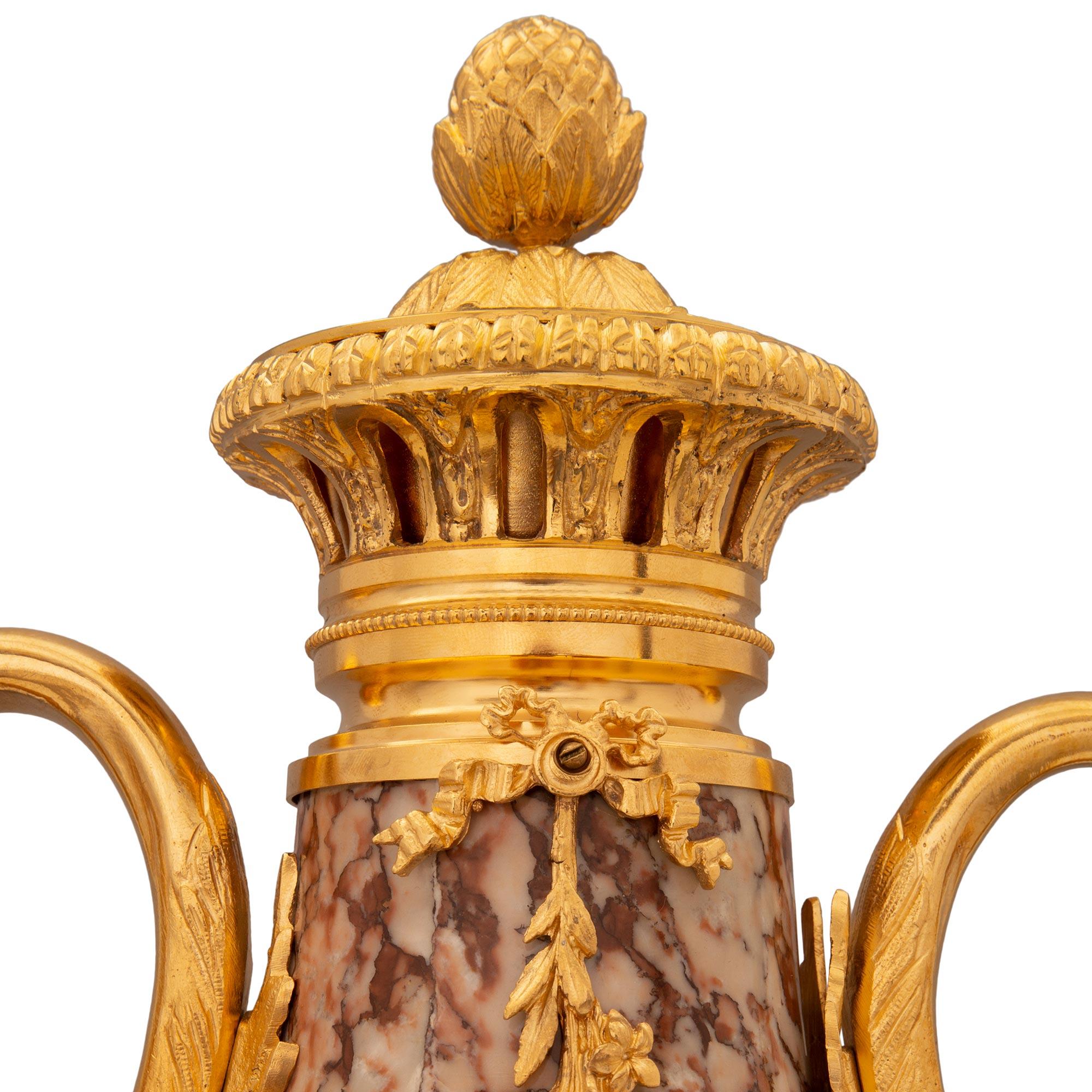 Coppia di urne con coperchio in marmo e ormolu in stile Luigi XVI, Francia, XIX secolo in vendita 1