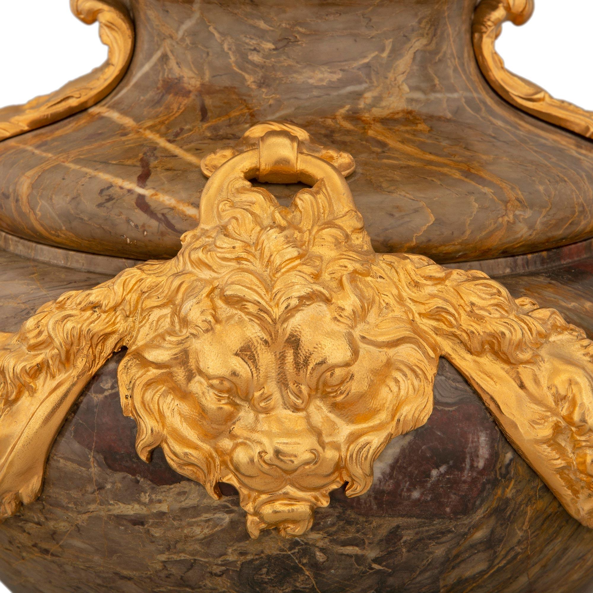 Bronze doré Paire d'urnes à couvercle Louis XVI du 19ème siècle en marbre et bronze doré en vente