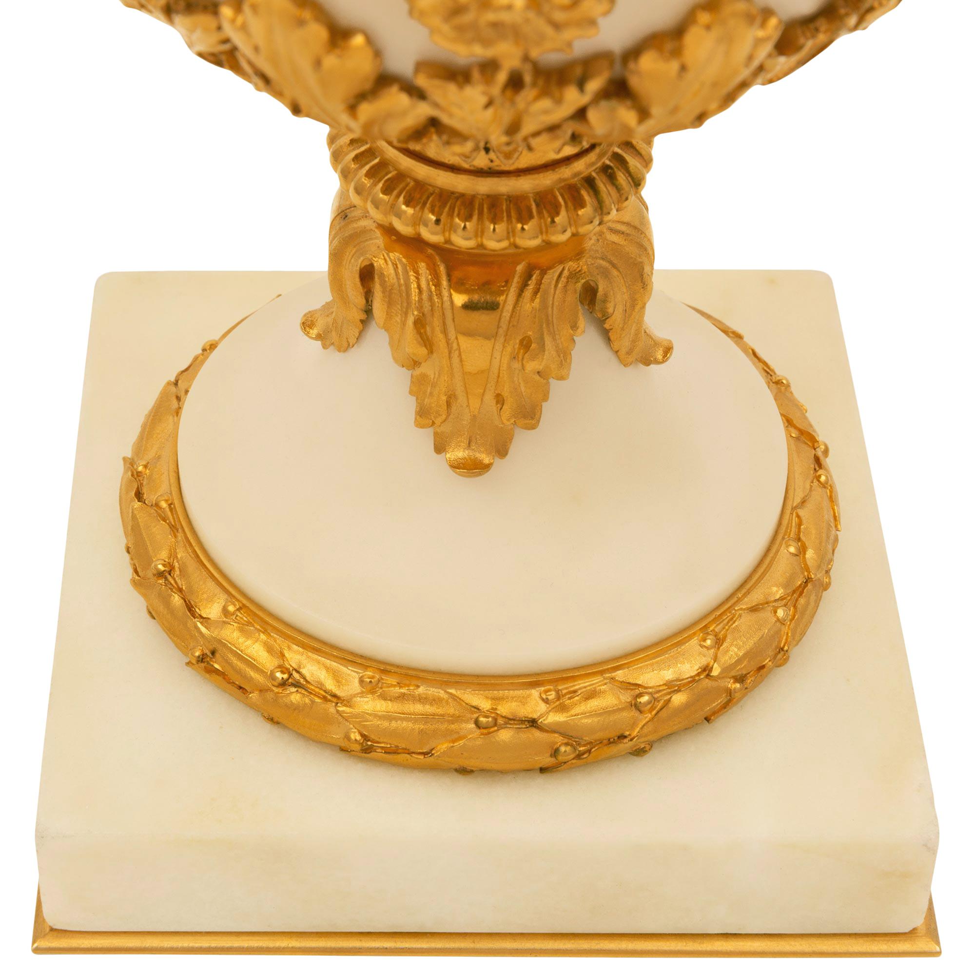 Paire d'urnes à couvercle en marbre et bronze doré de style Louis XVI du XIXe siècle. en vente 2
