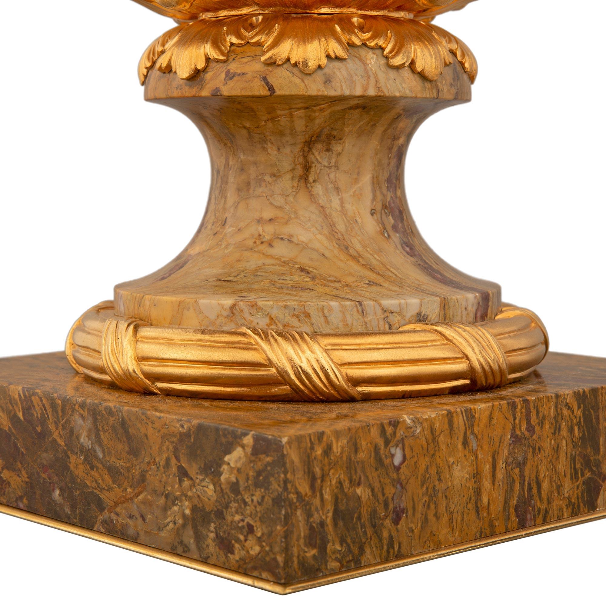 Paire d'urnes à couvercle Louis XVI du 19ème siècle en marbre et bronze doré en vente 2