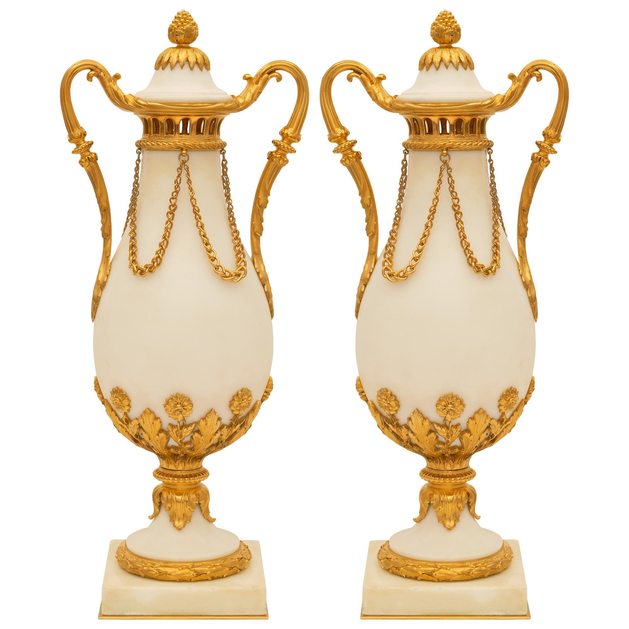 Paire d'urnes à couvercle en marbre et bronze doré de style Louis XVI du XIXe siècle. en vente 3