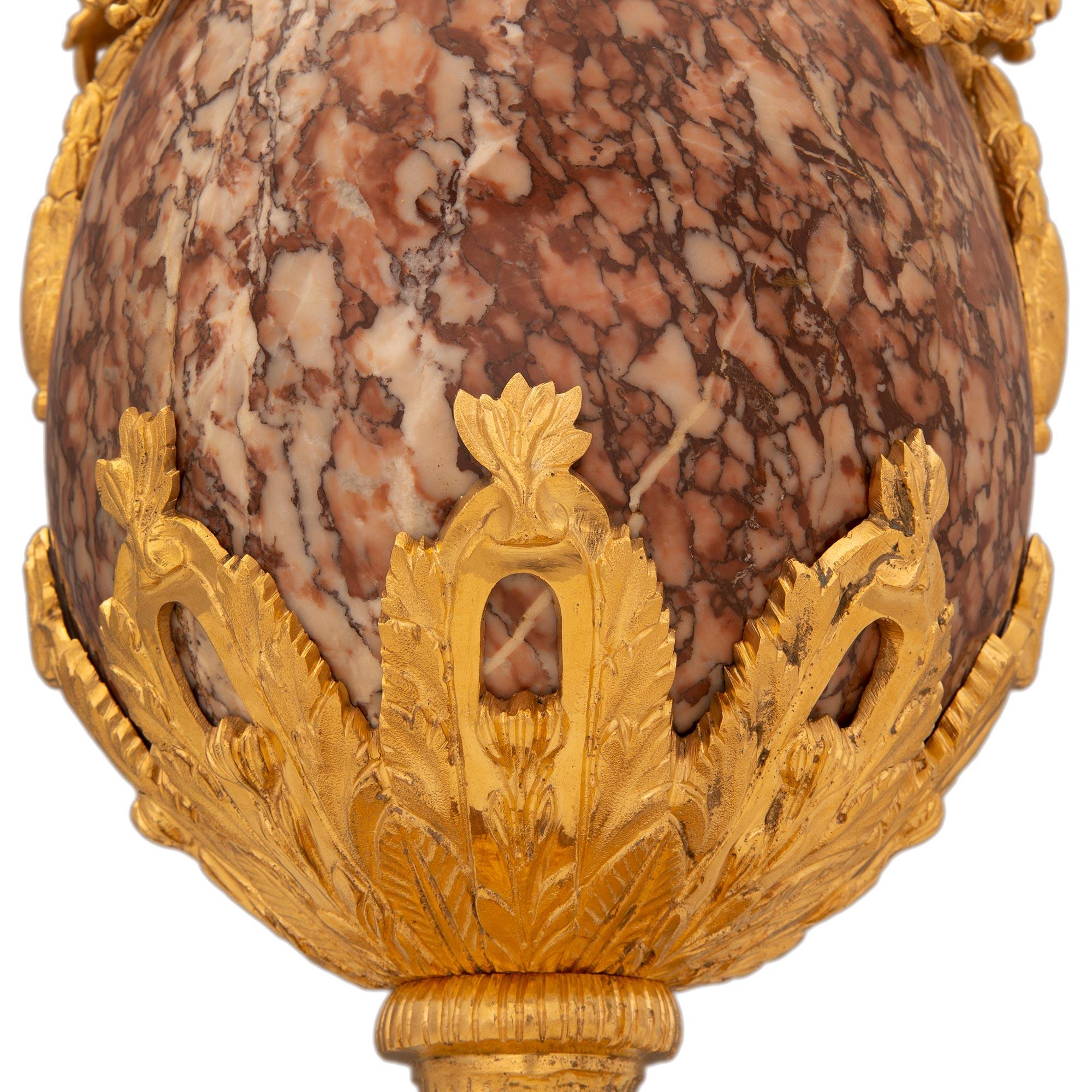 Paire d'urnes à couvercle en marbre et bronze doré de style Louis XVI du 19ème siècle français en vente 3