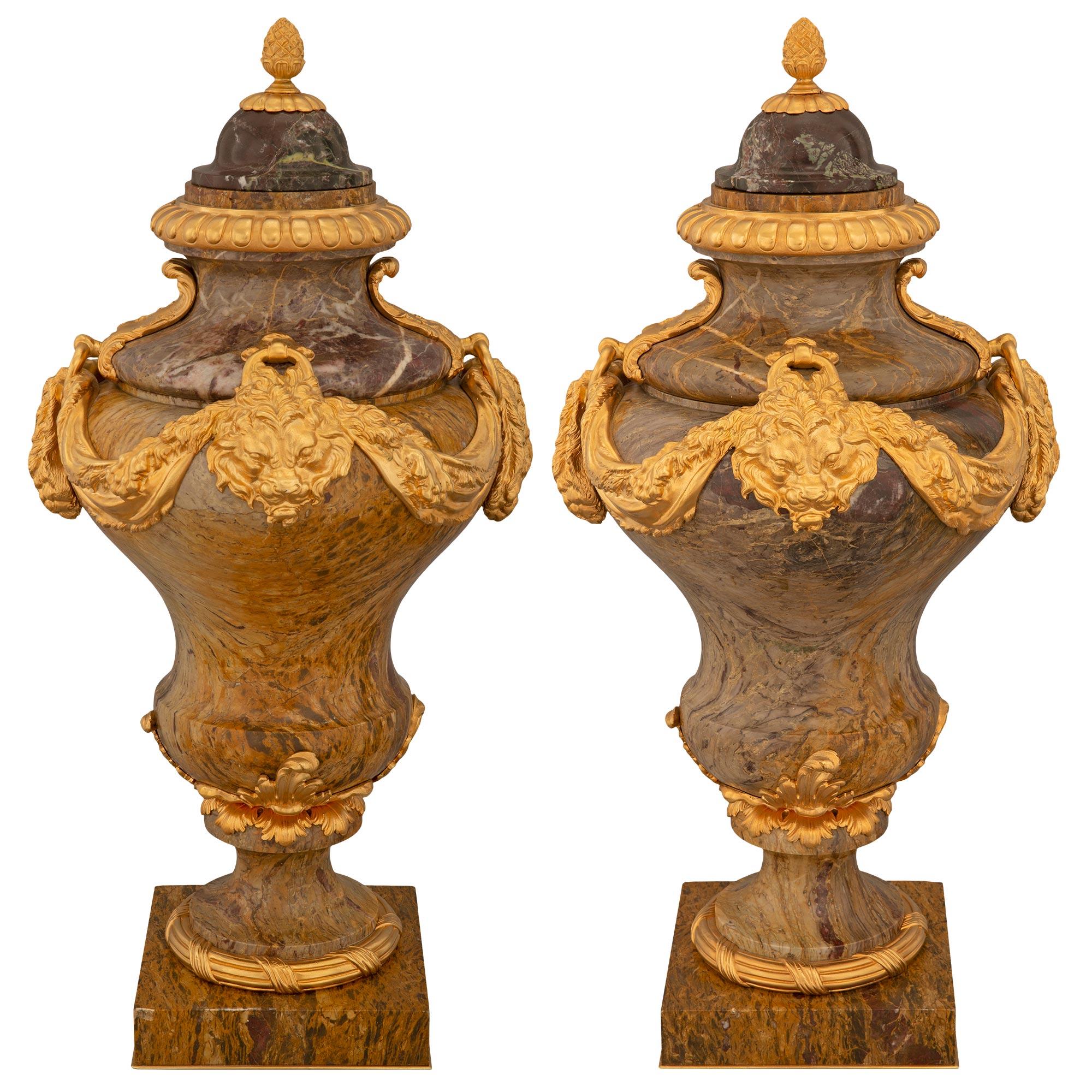 Paire d'urnes à couvercle Louis XVI du 19ème siècle en marbre et bronze doré en vente 3