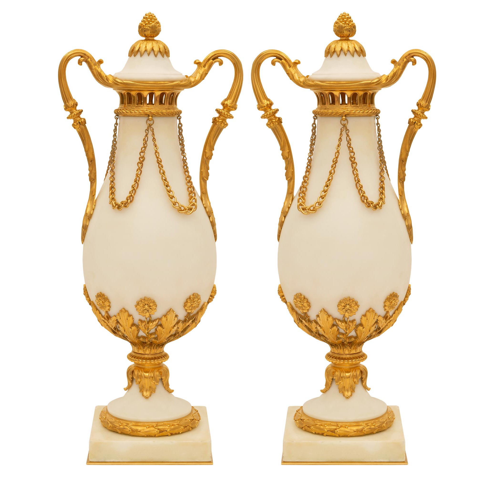 Paire d'urnes à couvercle en marbre et bronze doré de style Louis XVI du XIXe siècle.