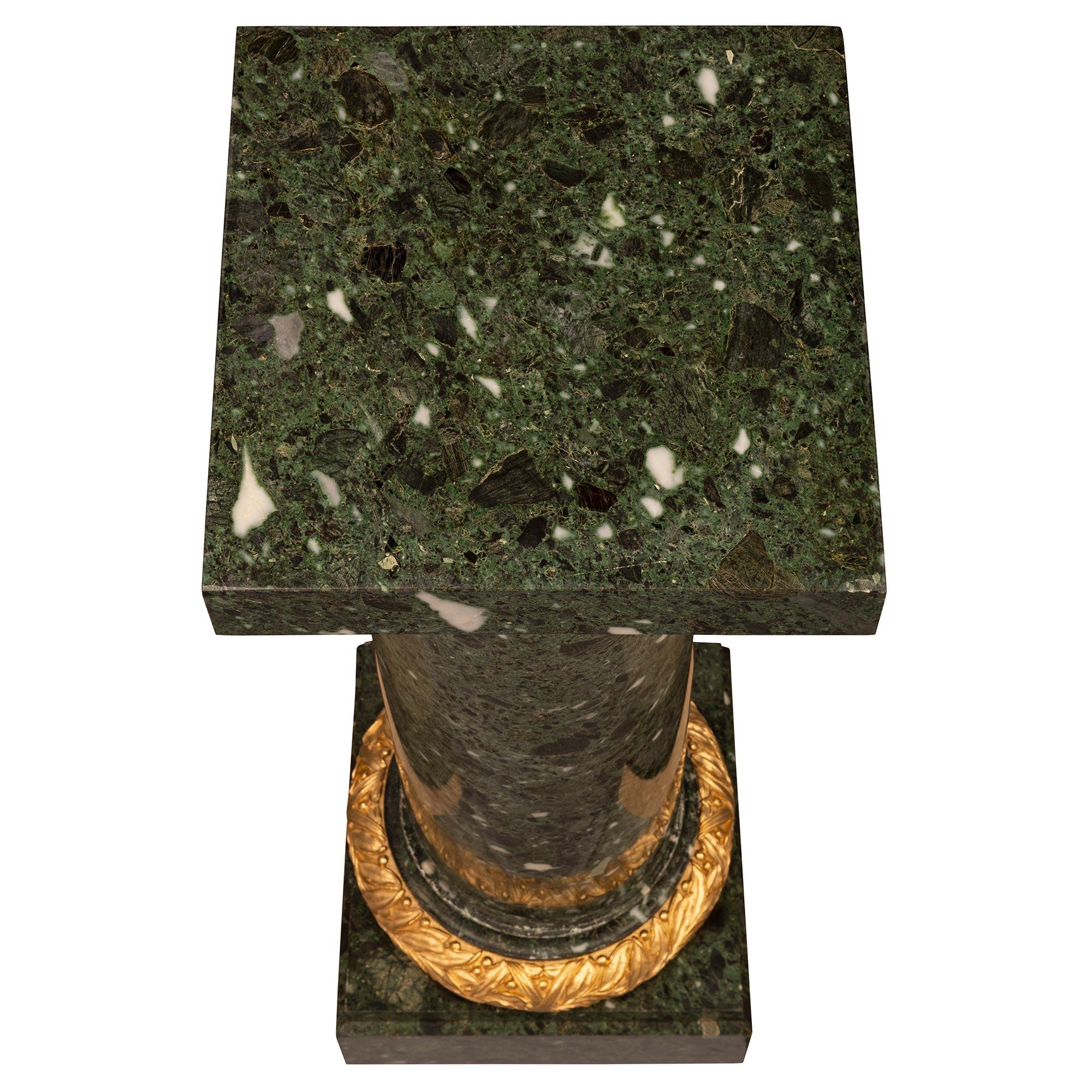 Francese Coppia di colonne con piedistallo in marmo e ormolu del XIX secolo, in stile Luigi XVI. in vendita