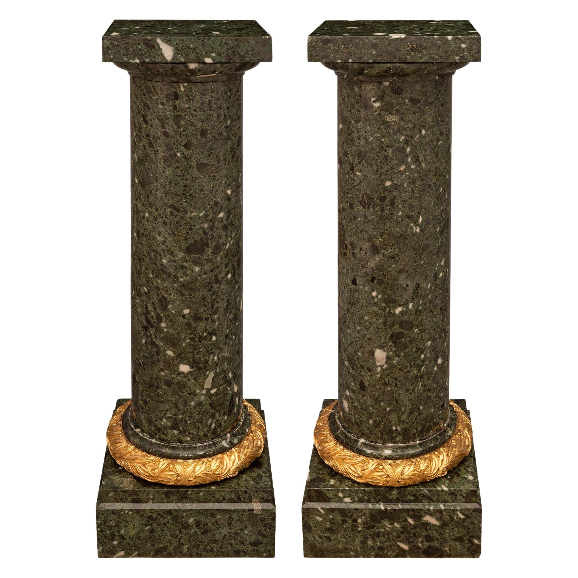 Pareja de columnas francesas del siglo XIX con pedestal de mármol y ormolu de San Luis XVI