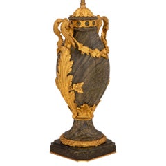 Coppia di lampade da tavolo francesi del XIX secolo in marmo e ormeggio di stile Luigi XVI