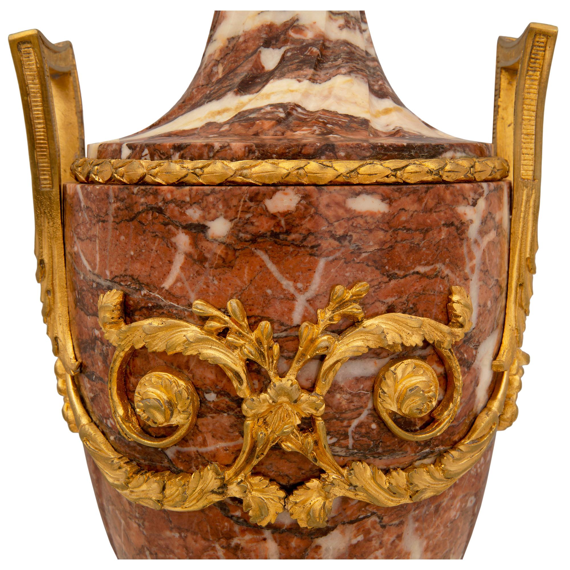 Paar französische Urnen aus Marmor und Goldbronze im Stil Louis XVI des 19. Jahrhunderts, signiert E. Kahn im Angebot 1
