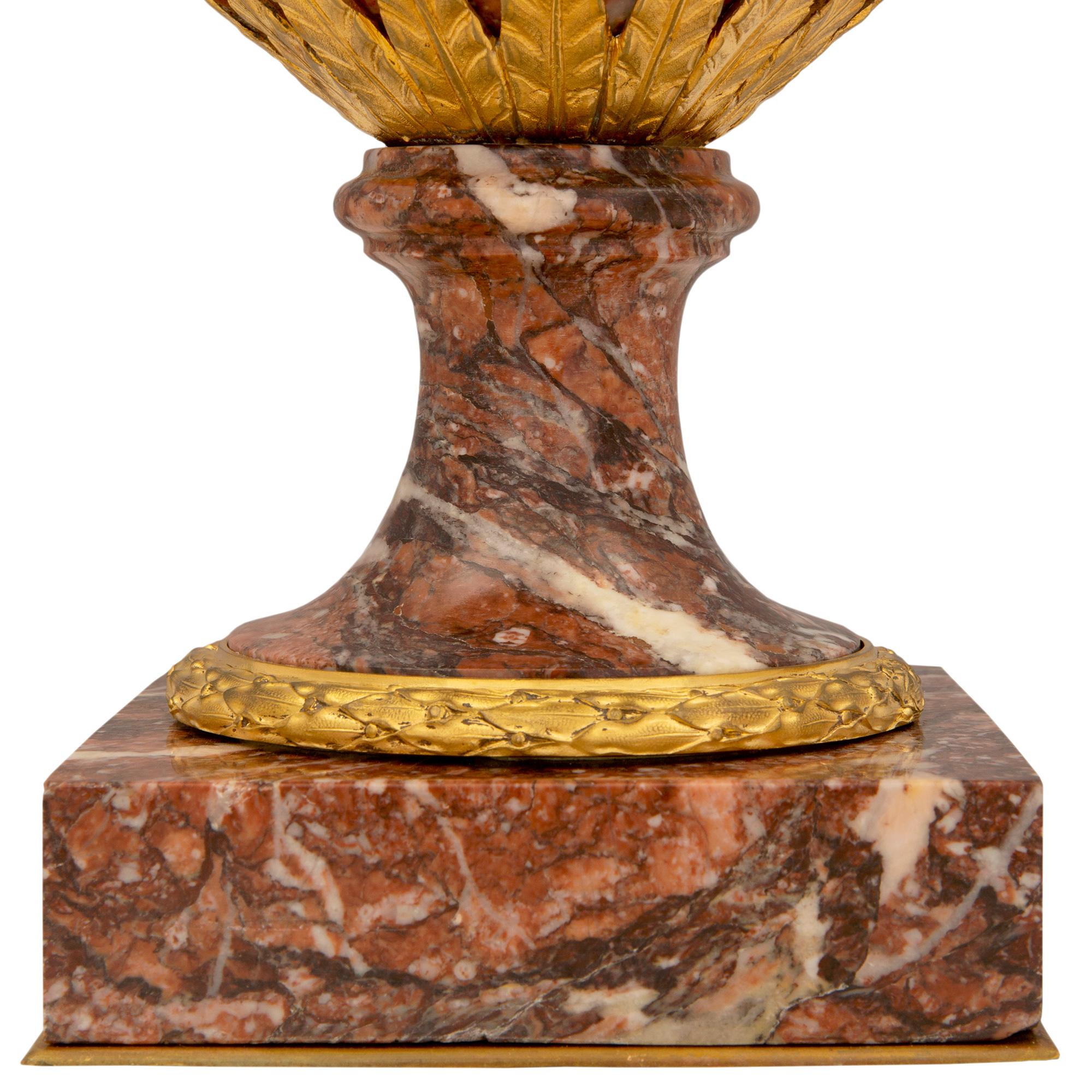 Pareja de urnas francesas del siglo XIX de mármol y ormolina Luis XVI, firmadas por E. Kahn en venta 3