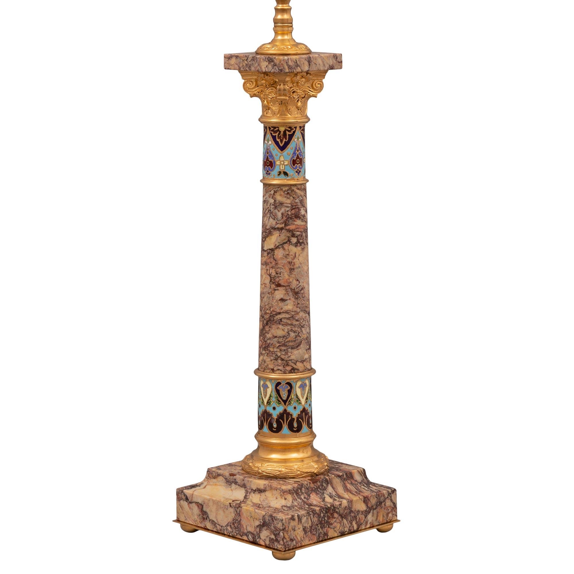 Paire de lampes de style Louis XVI du 19ème siècle en marbre Brocatelle Violette, bronze doré et cloisonné. Chaque lampe est surélevée par une base rectangulaire avec une élégante bordure mouchetée incurvée, de fins pieds boule en bronze doré et un
