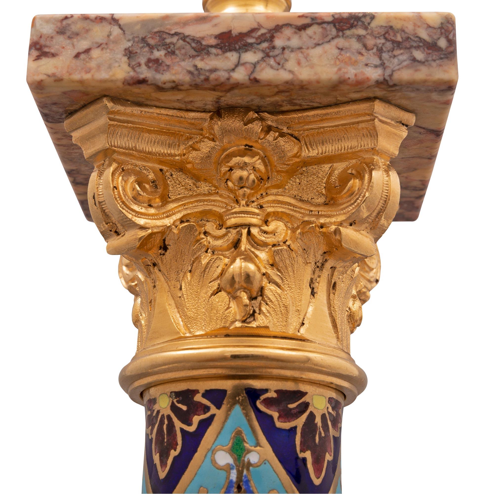 Paire de lampes de style Louis XVI du 19ème siècle en marbre, bronze doré et cloisonné Bon état - En vente à West Palm Beach, FL
