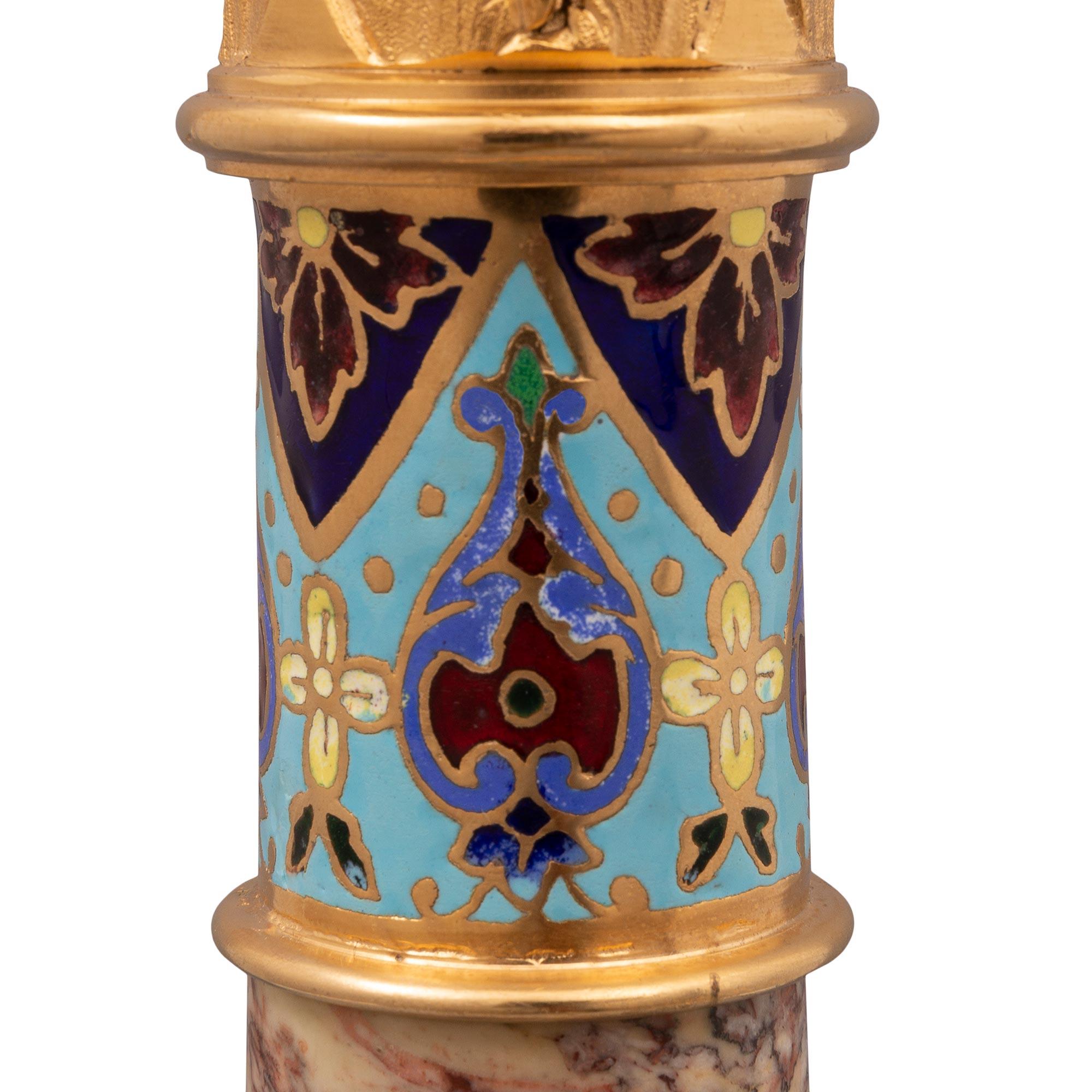 XIXe siècle Paire de lampes de style Louis XVI du 19ème siècle en marbre, bronze doré et cloisonné en vente