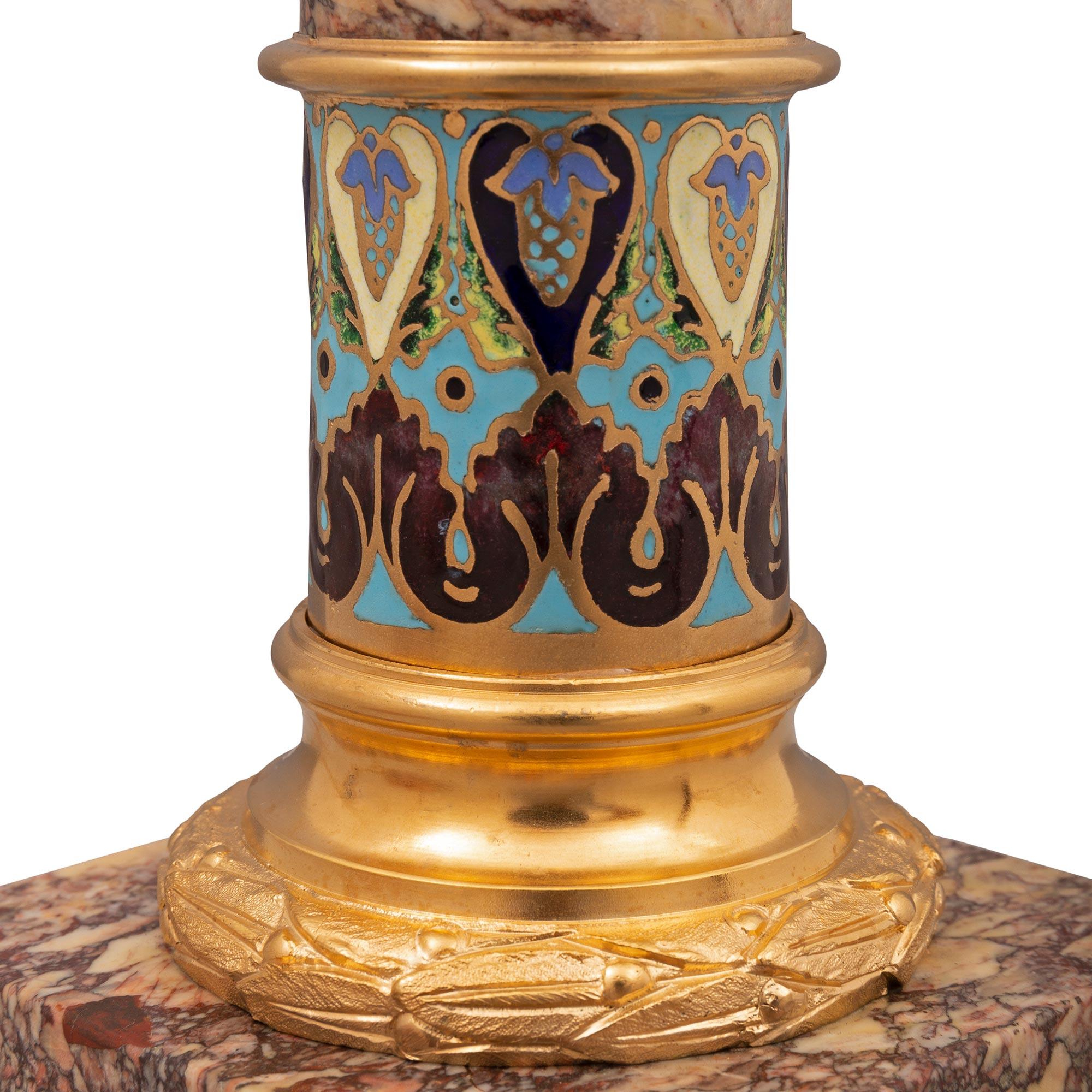 Bronze doré Paire de lampes de style Louis XVI du 19ème siècle en marbre, bronze doré et cloisonné en vente