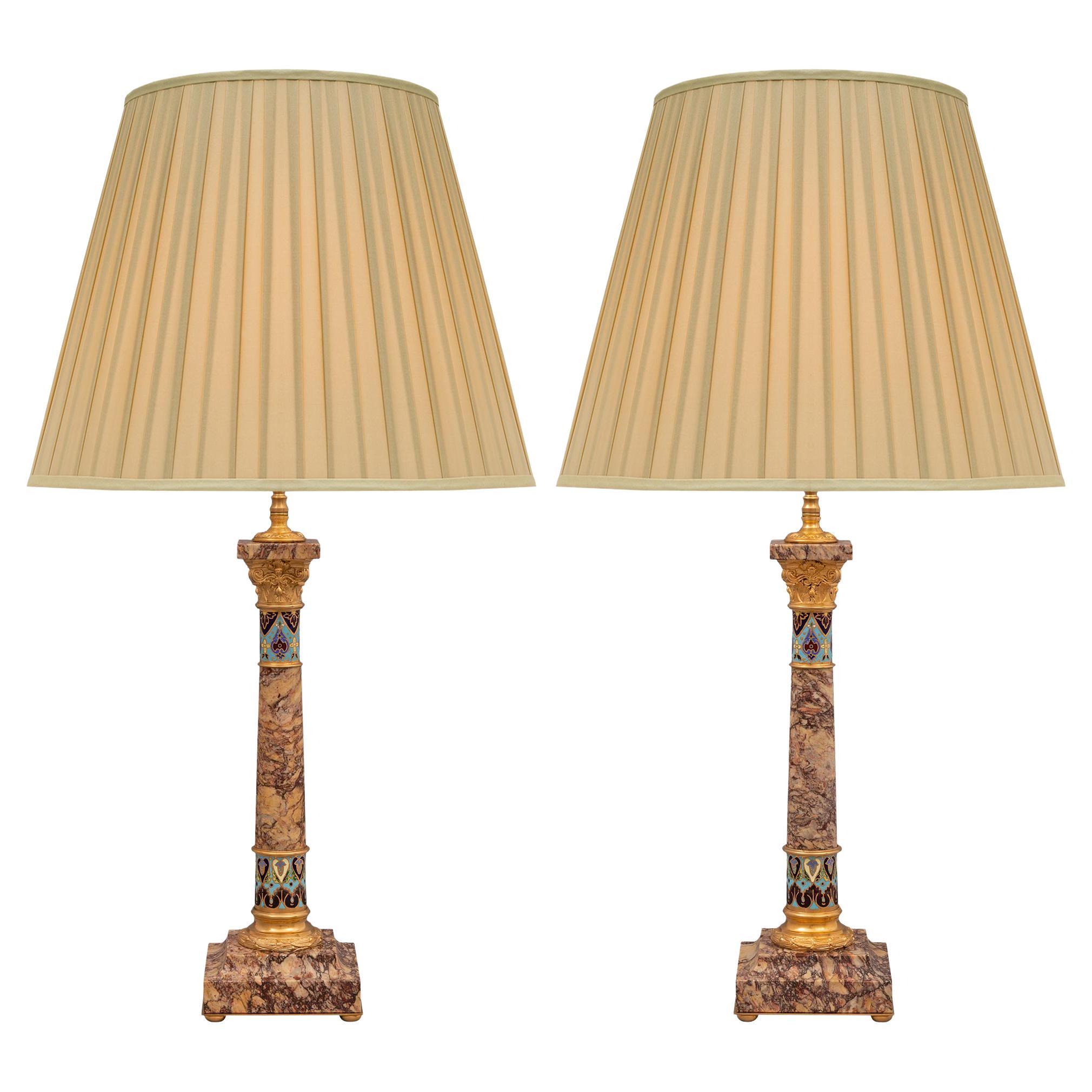 Paar französische Louis-XVI-Lampen aus Marmor, Goldbronze und Cloisonné aus dem 19. Jahrhundert