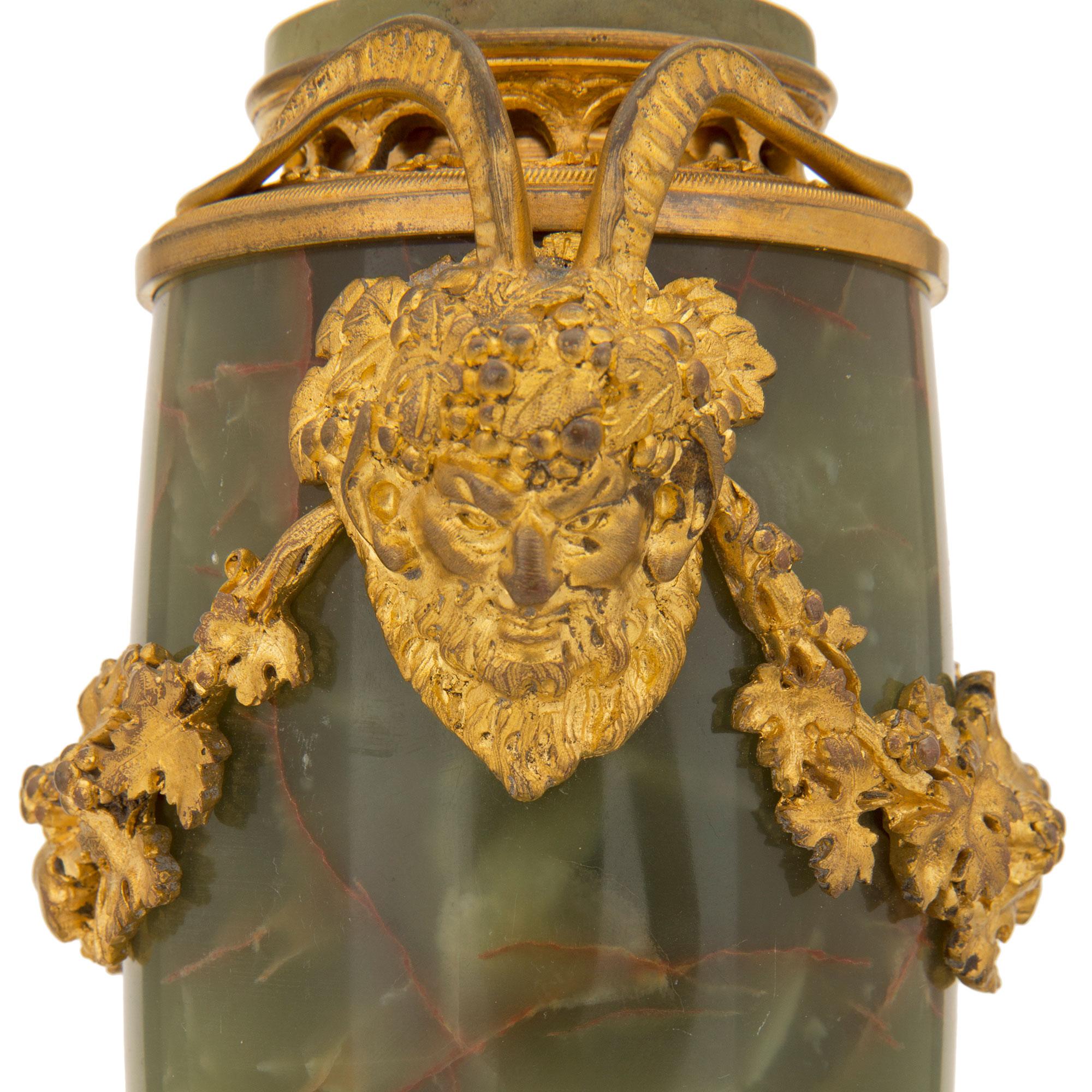 Pareja de urnas con tapa de ónice y ormolina francesas del siglo XIX, estilo Luis XVI en venta 4