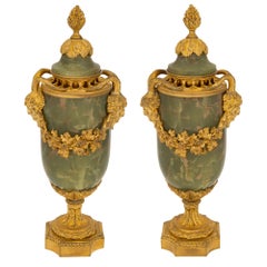Coppia di urne con coperchio in onice e ormolu in stile Luigi XVI del XIX secolo.