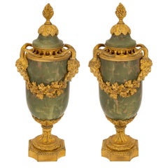 Paar französische Urnen mit Deckel aus Onyx und Goldbronze im Louis-XVI-Stil des 19. Jahrhunderts