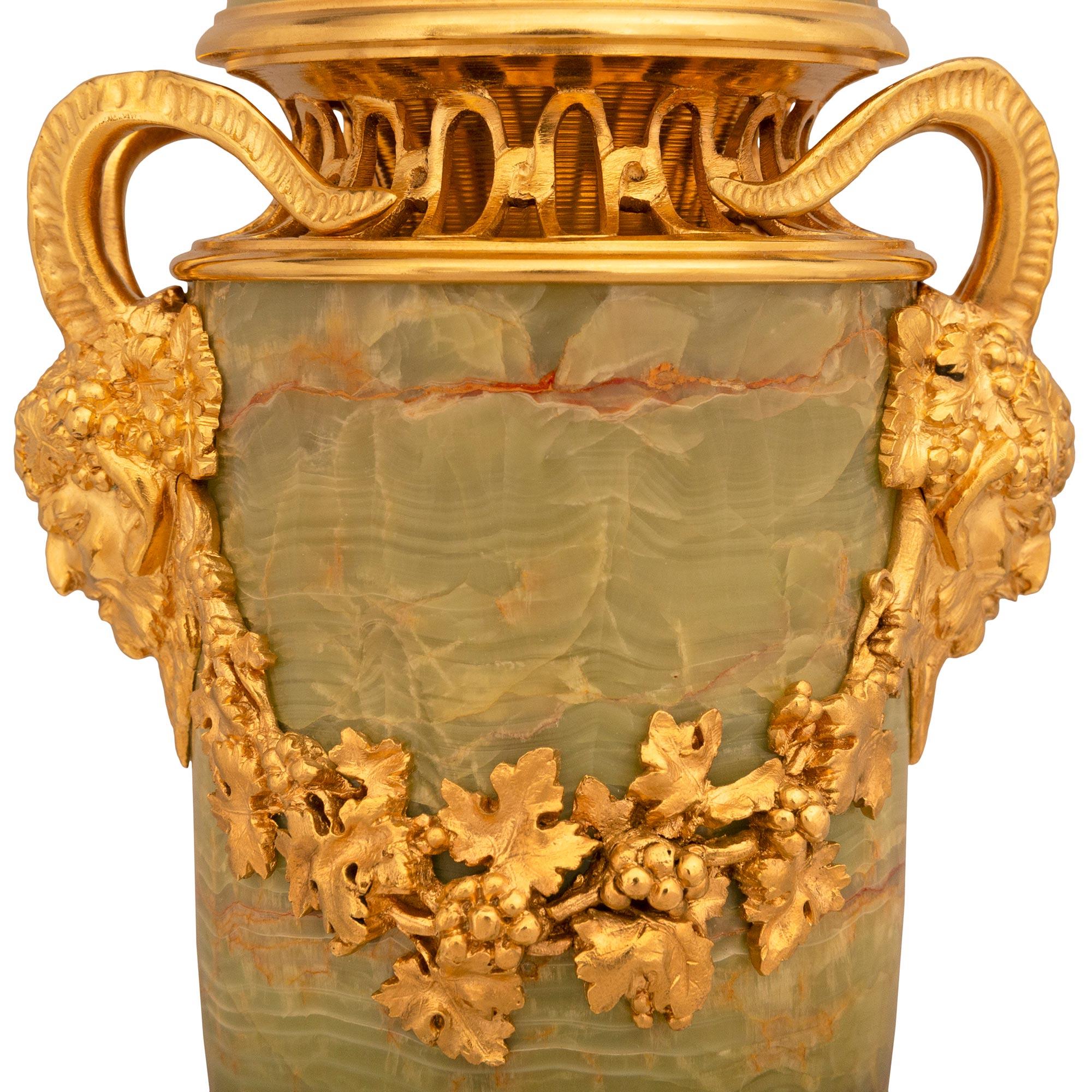coppia di urne francesi del XIX secolo in onice e ormolu in stile Luigi XVI in vendita 1