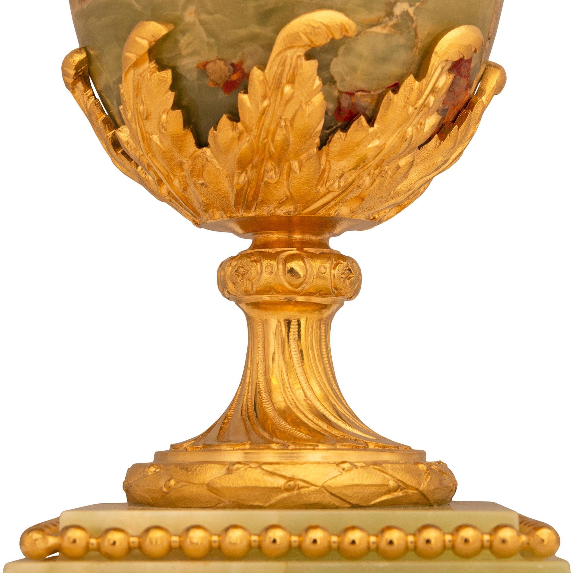 coppia di urne francesi del XIX secolo in onice e ormolu in stile Luigi XVI in vendita 3