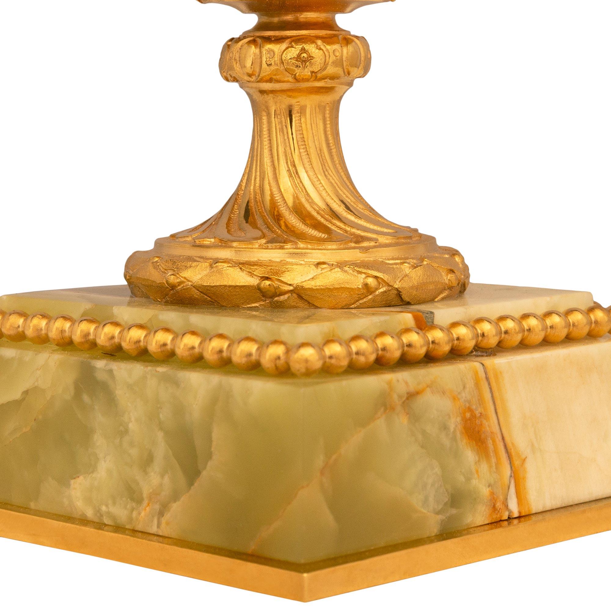 coppia di urne francesi del XIX secolo in onice e ormolu in stile Luigi XVI in vendita 4