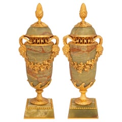 Paar französische Louis-XVI-Urnen aus Onyx und Goldbronze aus dem 19. Jahrhundert