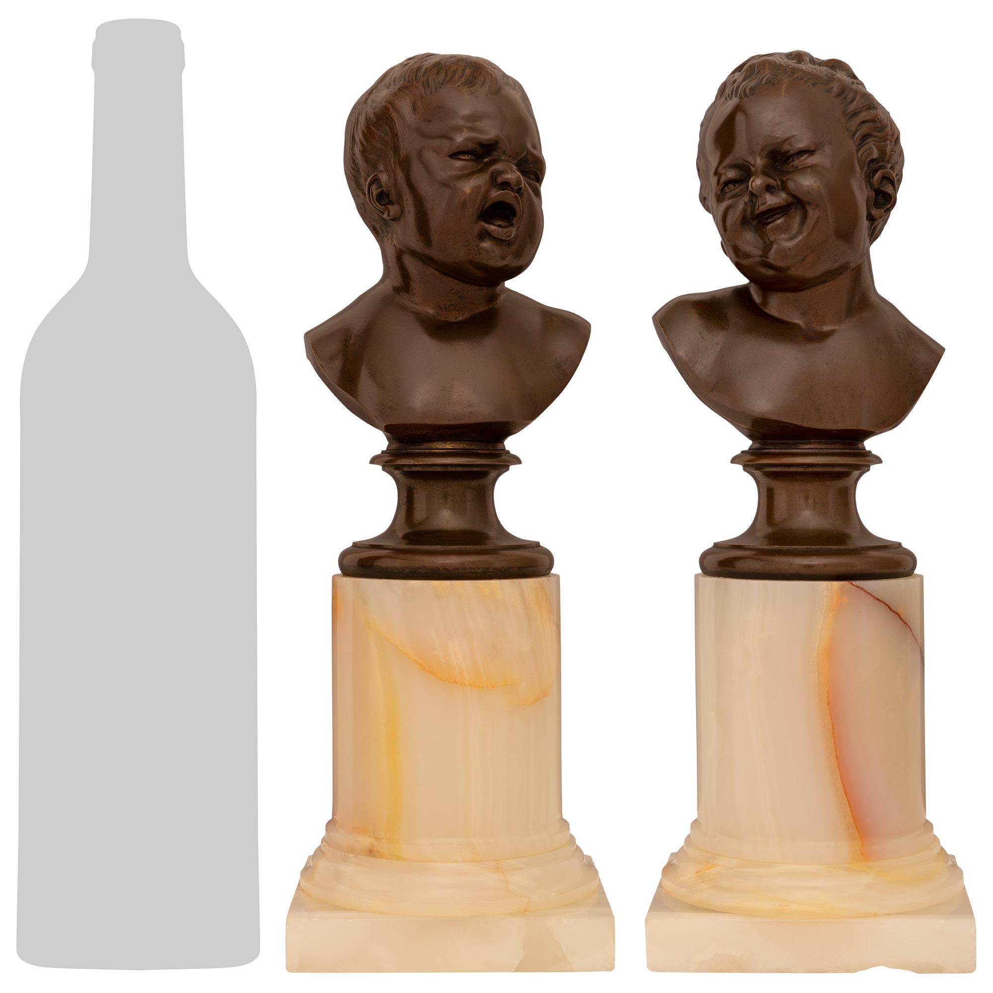 Una coppia affascinante e di alta qualità di busti in onice e bronzo patinato francesi del XIX secolo in stile Luigi XVI. Questi meravigliosi busti in bronzo raffigurano 