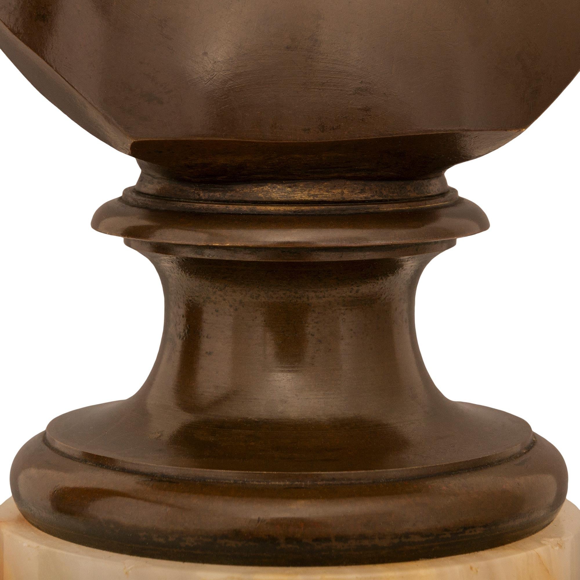 coppia di busti in onice e bronzo patinato francesi del XIX secolo in stile Luigi XVI in vendita 3