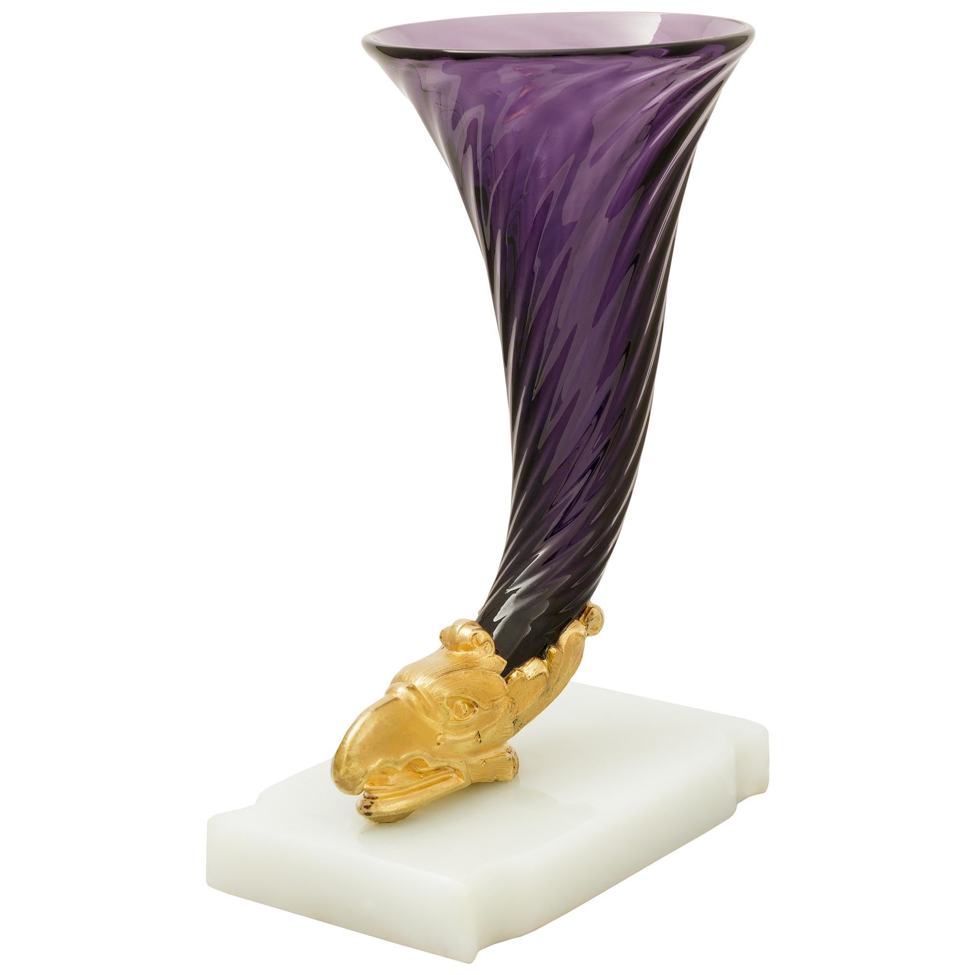 Francese coppia di vasi francesi del XIX secolo Luigi XVI in onice, ormolu e vetro in vendita