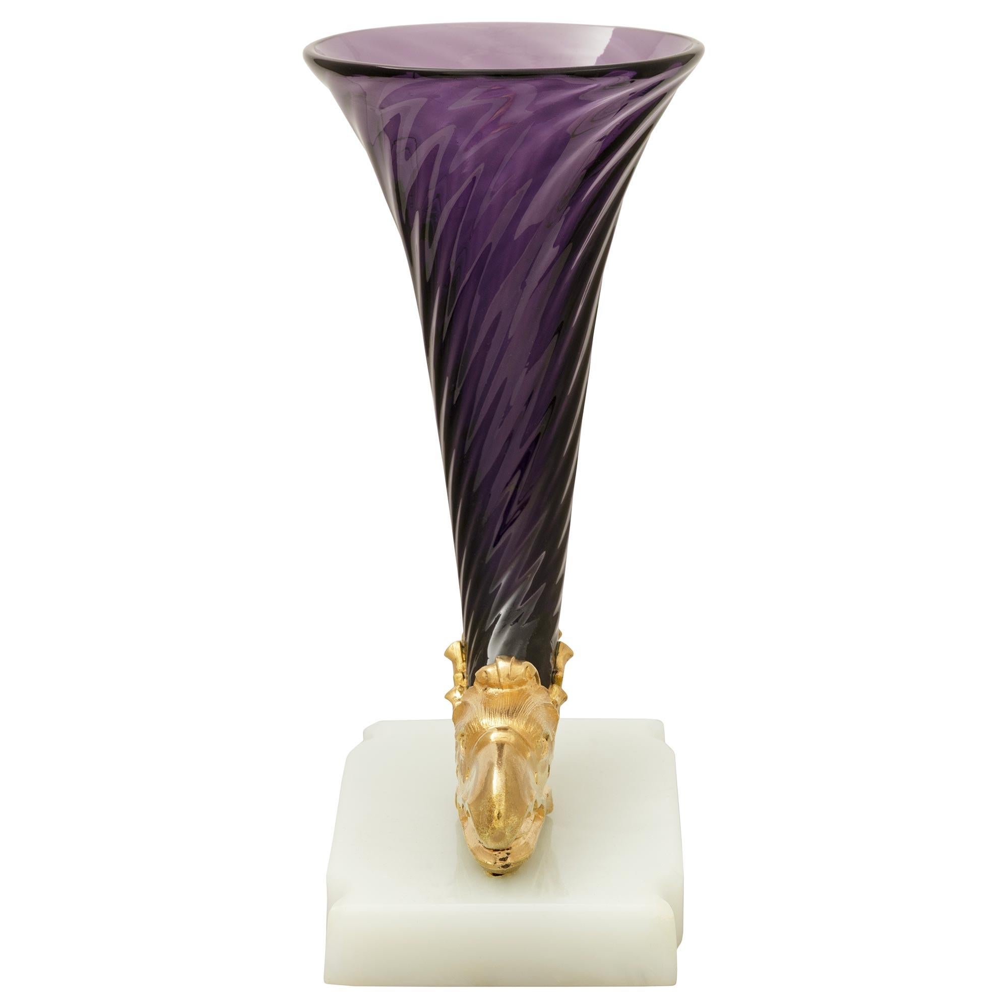 coppia di vasi francesi del XIX secolo Luigi XVI in onice, ormolu e vetro In condizioni buone in vendita a West Palm Beach, FL