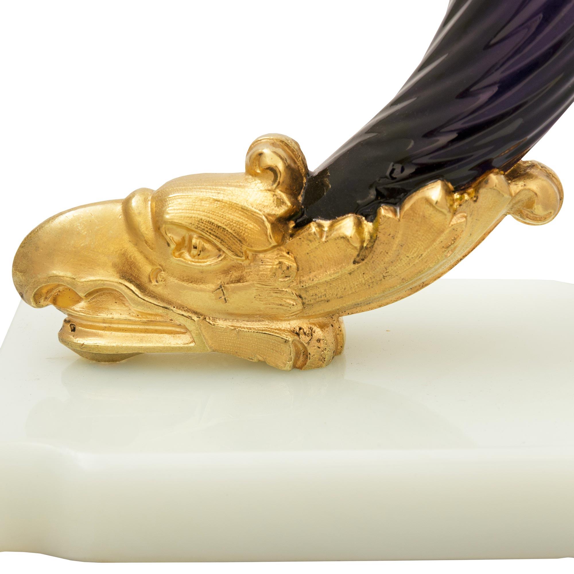 coppia di vasi francesi del XIX secolo Luigi XVI in onice, ormolu e vetro in vendita 1