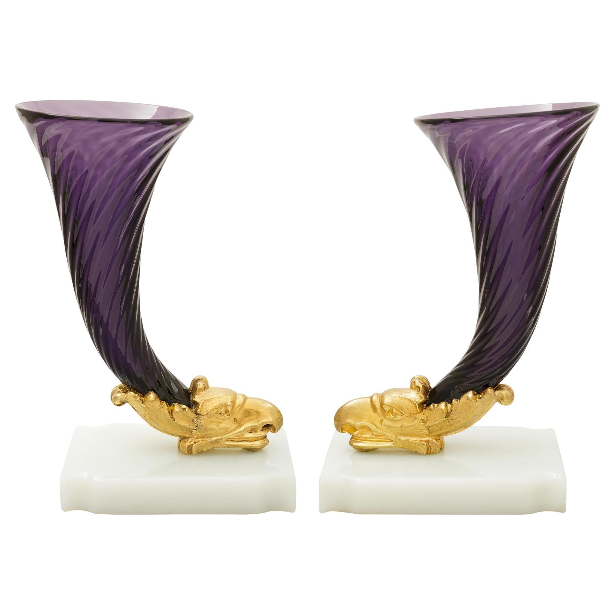 coppia di vasi francesi del XIX secolo Luigi XVI in onice, ormolu e vetro in vendita