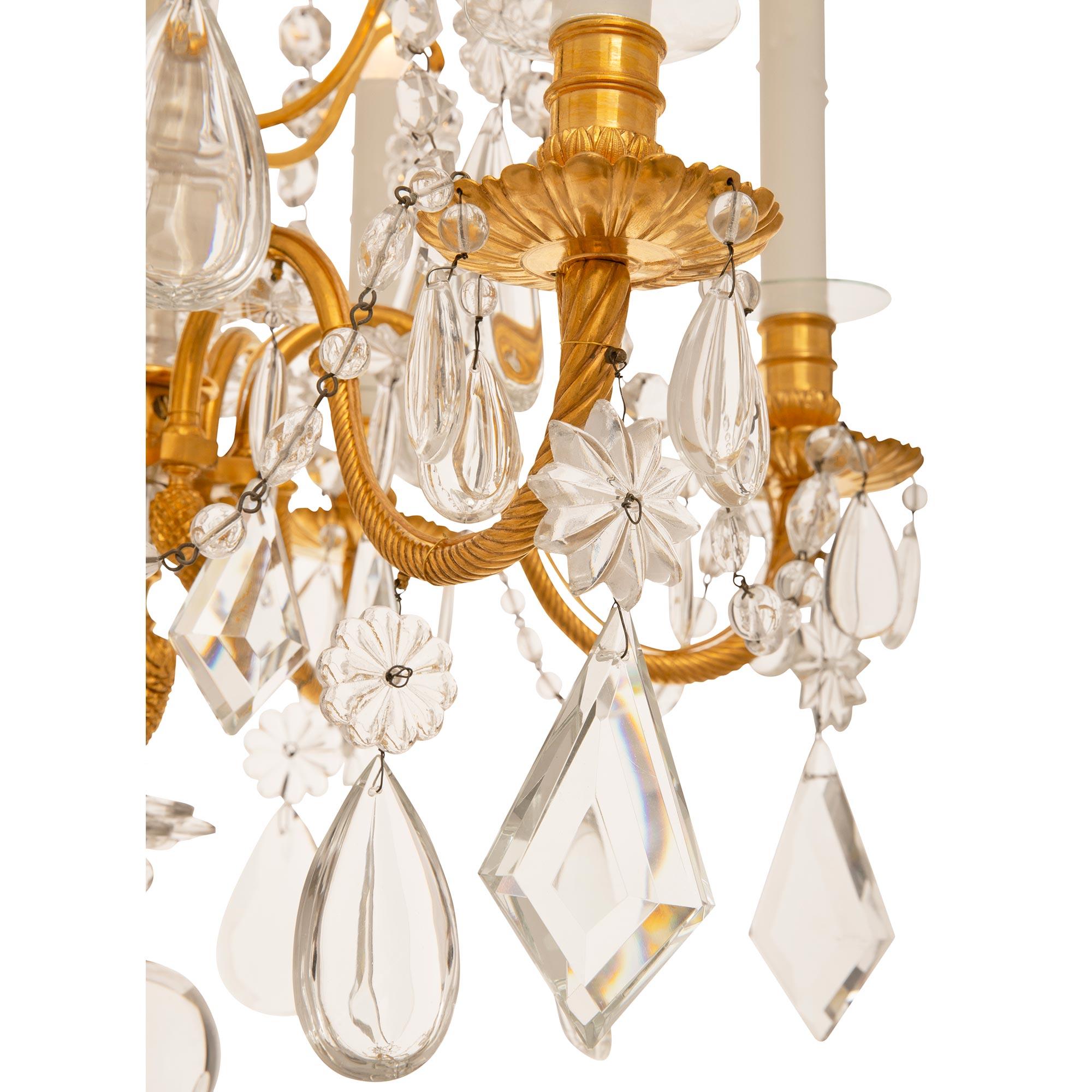 Paar französische Louis-XVI-Kronleuchter aus Goldbronze und Baccarat-Kristall aus dem 19. Jahrhundert im Angebot 1
