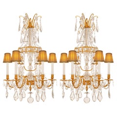 pareja de lámparas de araña francesas del siglo xix de Ormolu de estilo Luis XVI y cristal de Baccarat