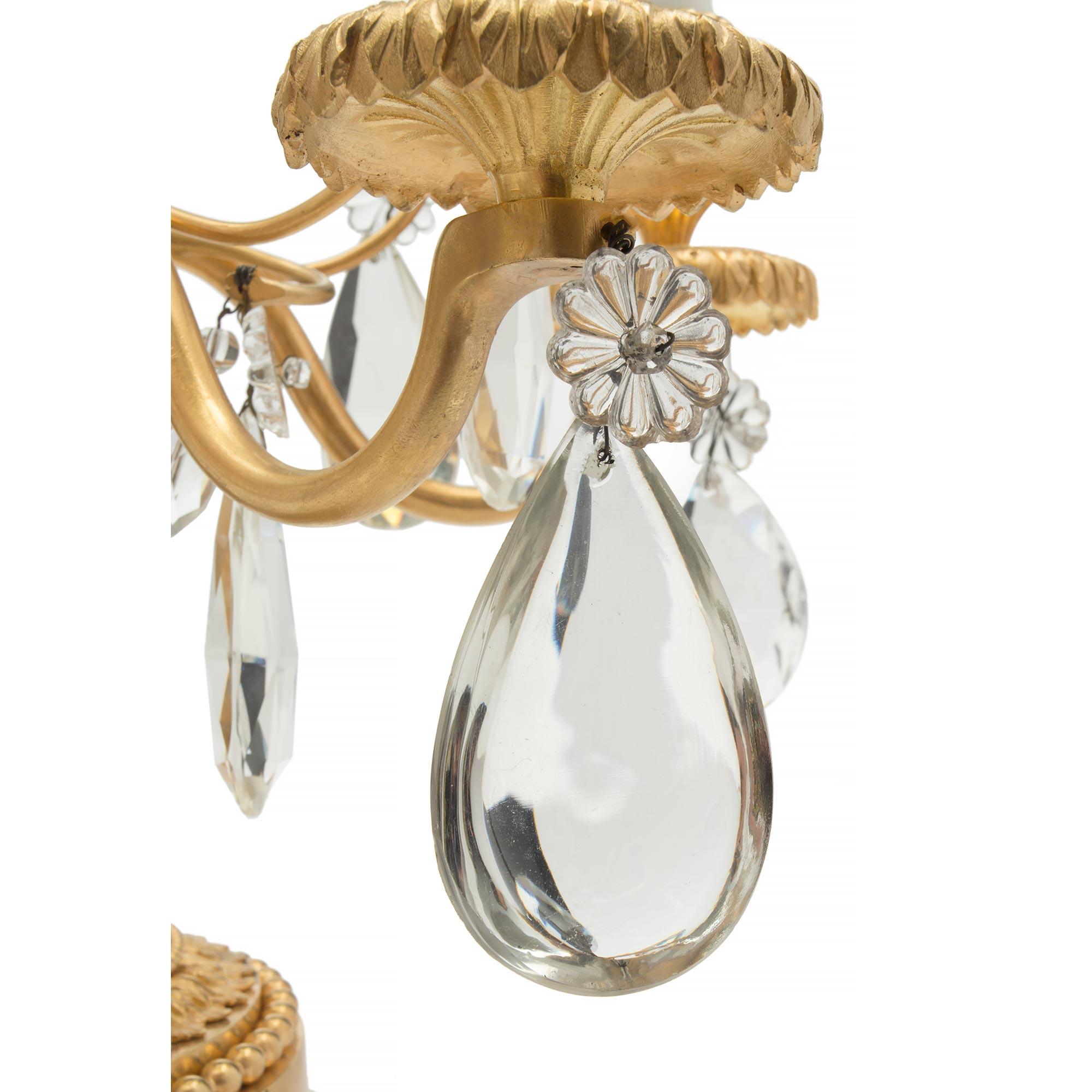 Paar französische Girandolen aus Goldbronze und Baccarat-Kristall im Louis-XVI-Stil des 19. Jahrhunderts im Zustand „Gut“ im Angebot in West Palm Beach, FL