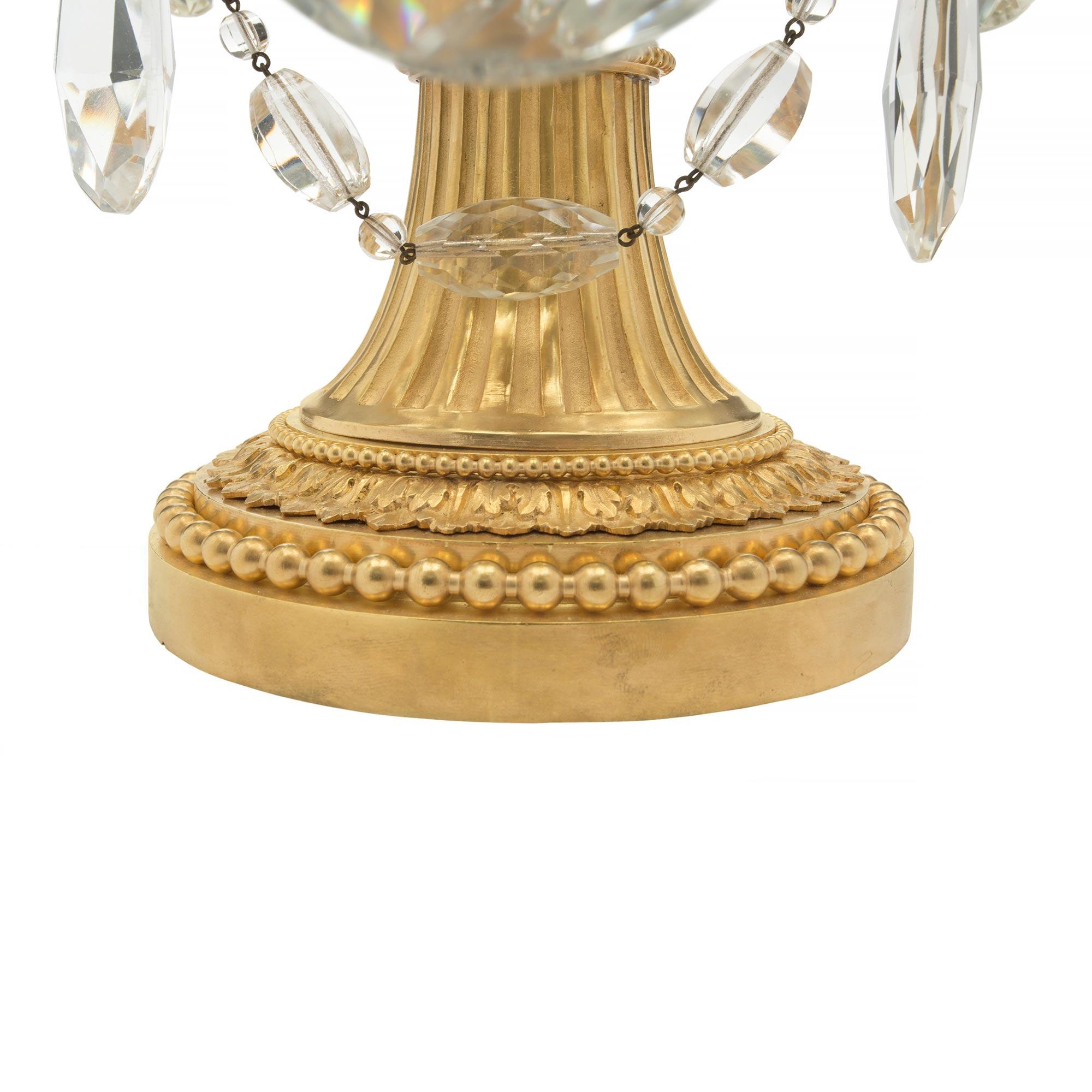 Paar französische Girandolen aus Goldbronze und Baccarat-Kristall im Louis-XVI-Stil des 19. Jahrhunderts im Angebot 1