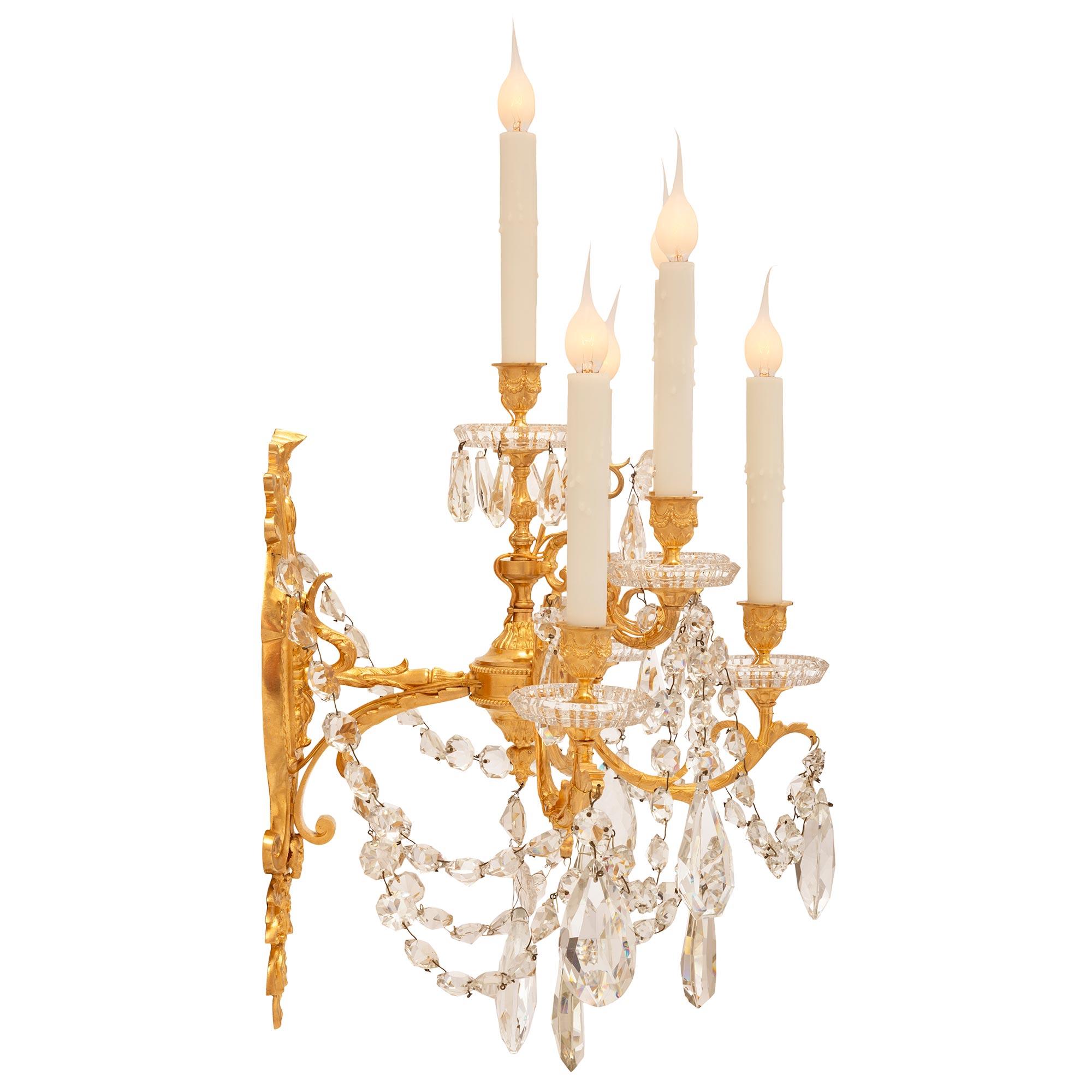 Français Paire d'appliques françaises de style Louis XVI du 19ème siècle en bronze doré et cristal de Baccarat en vente