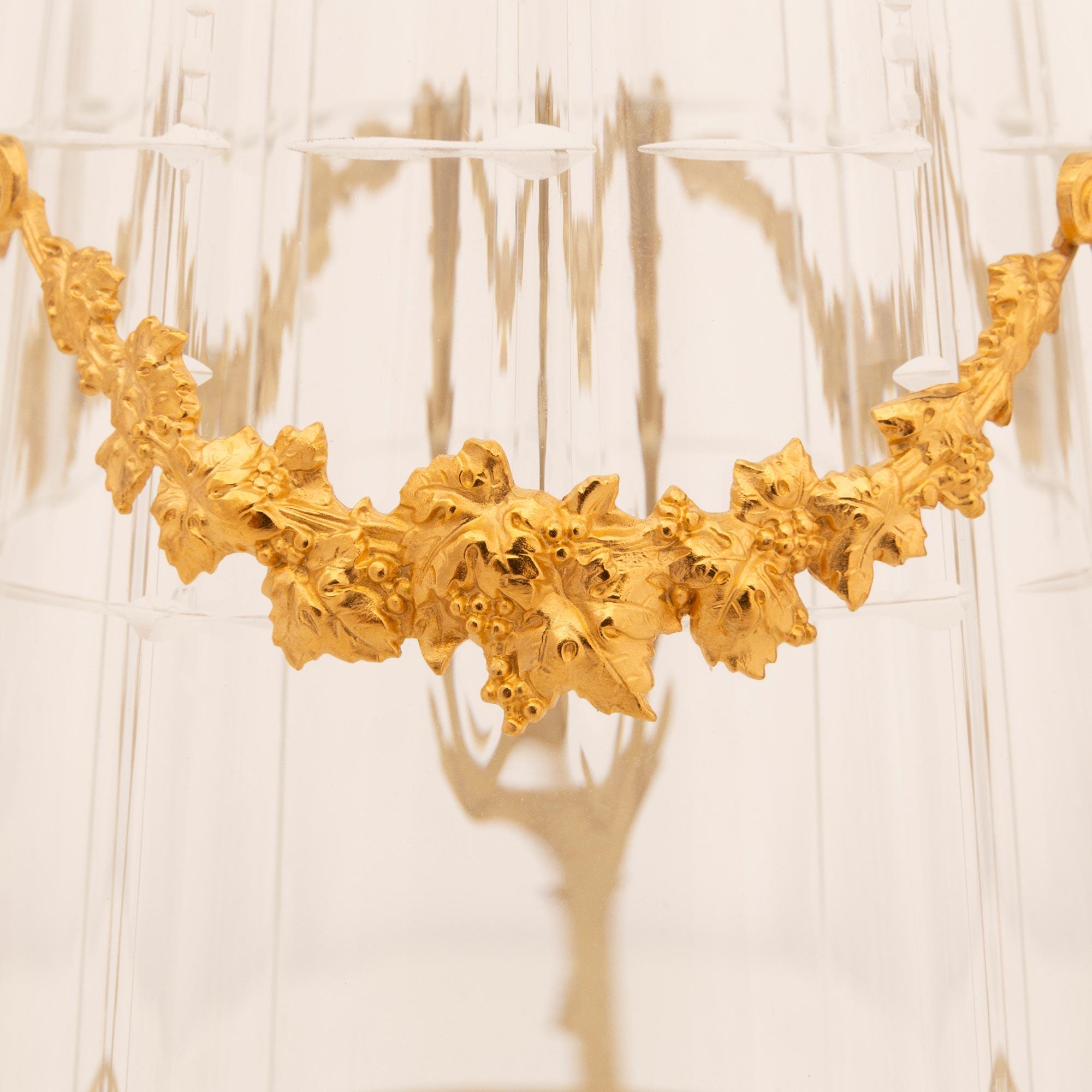 Cristallo coppia di vasi francesi del XIX secolo in stile Luigi XVI in ormolu e cristallo Baccarat in vendita