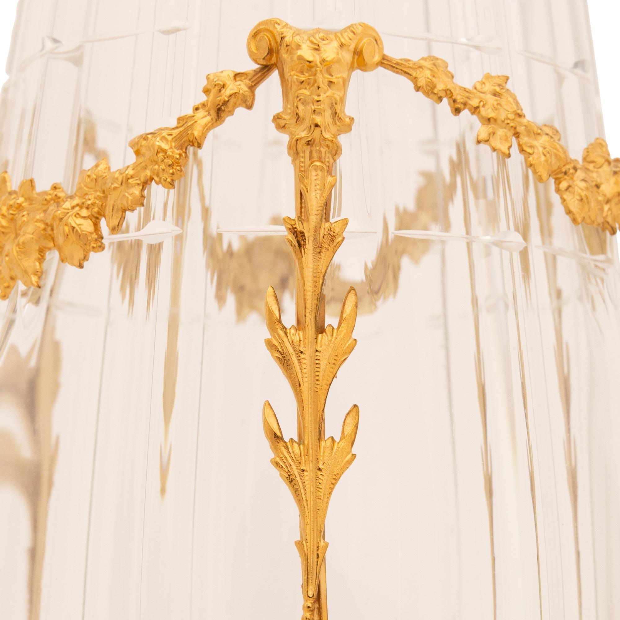 coppia di vasi francesi del XIX secolo in stile Luigi XVI in ormolu e cristallo Baccarat in vendita 1