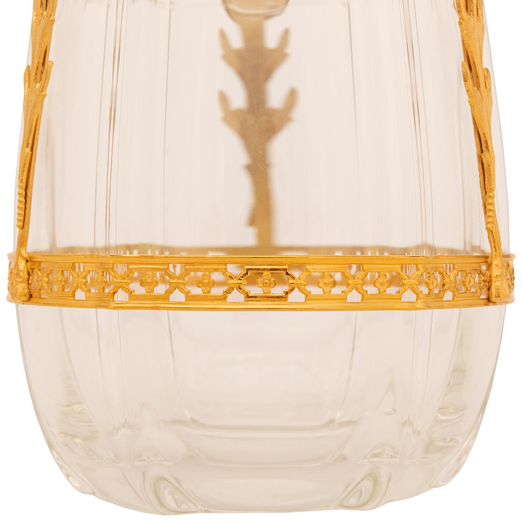 coppia di vasi francesi del XIX secolo in stile Luigi XVI in ormolu e cristallo Baccarat in vendita 2