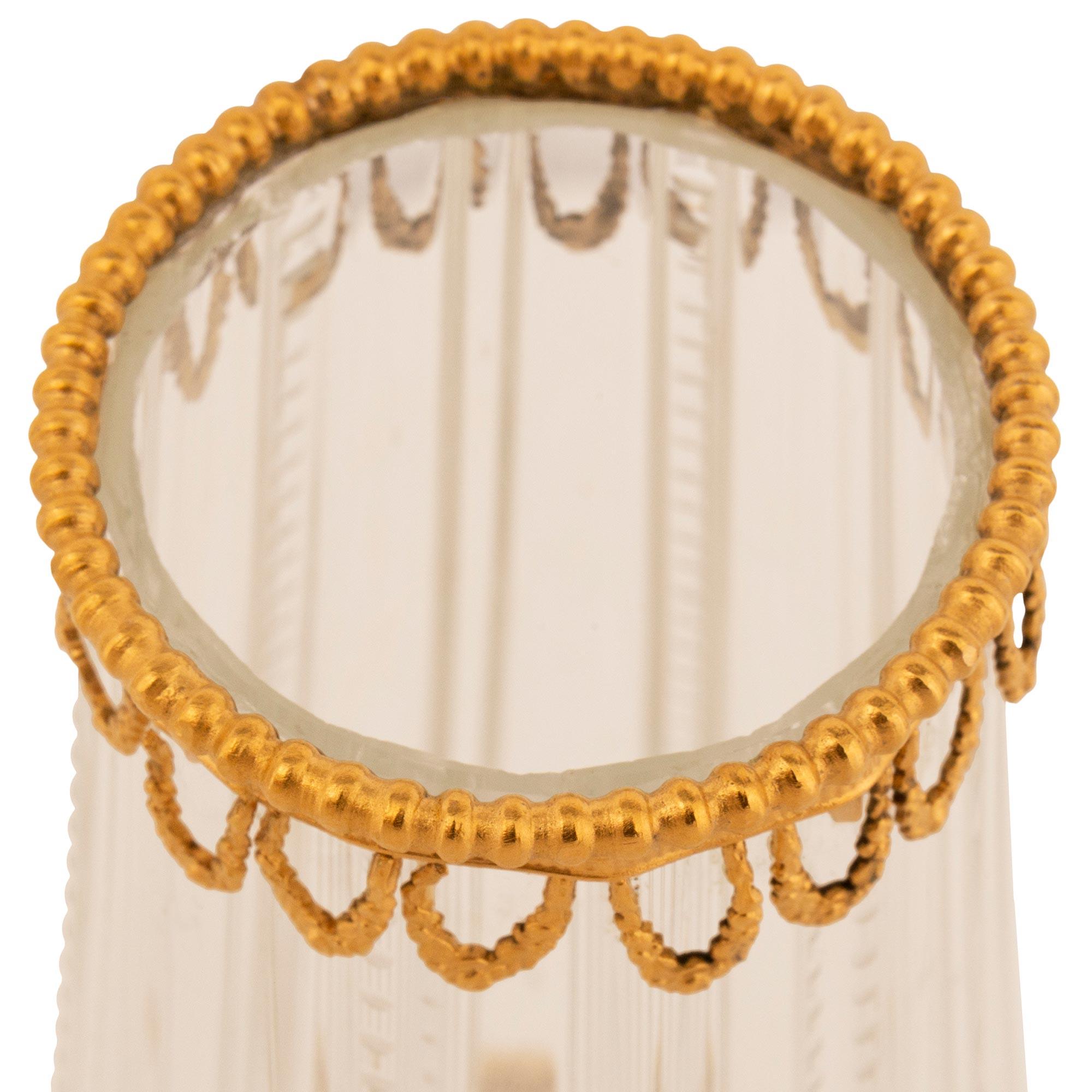 coppia di vasi francesi del XIX secolo in stile Luigi XVI in ormolu e cristallo Baccarat in vendita 3