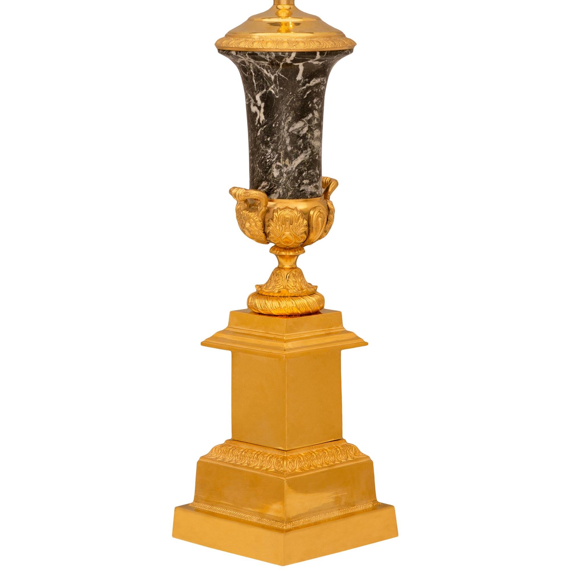 Paar französische Louis-XVI-Lampen aus Goldbronze und Breccia Verde-Marmor aus dem 19. Jahrhundert (Französisch) im Angebot