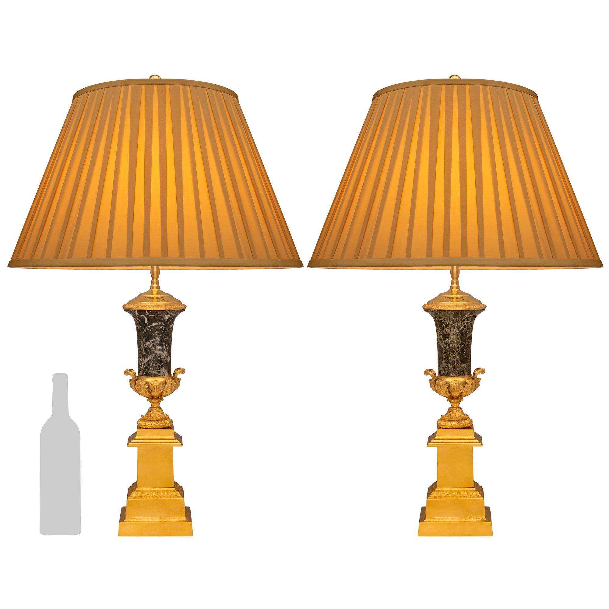 Paar französische Louis-XVI-Lampen aus Goldbronze und Breccia Verde-Marmor aus dem 19. Jahrhundert (Louis XVI.) im Angebot