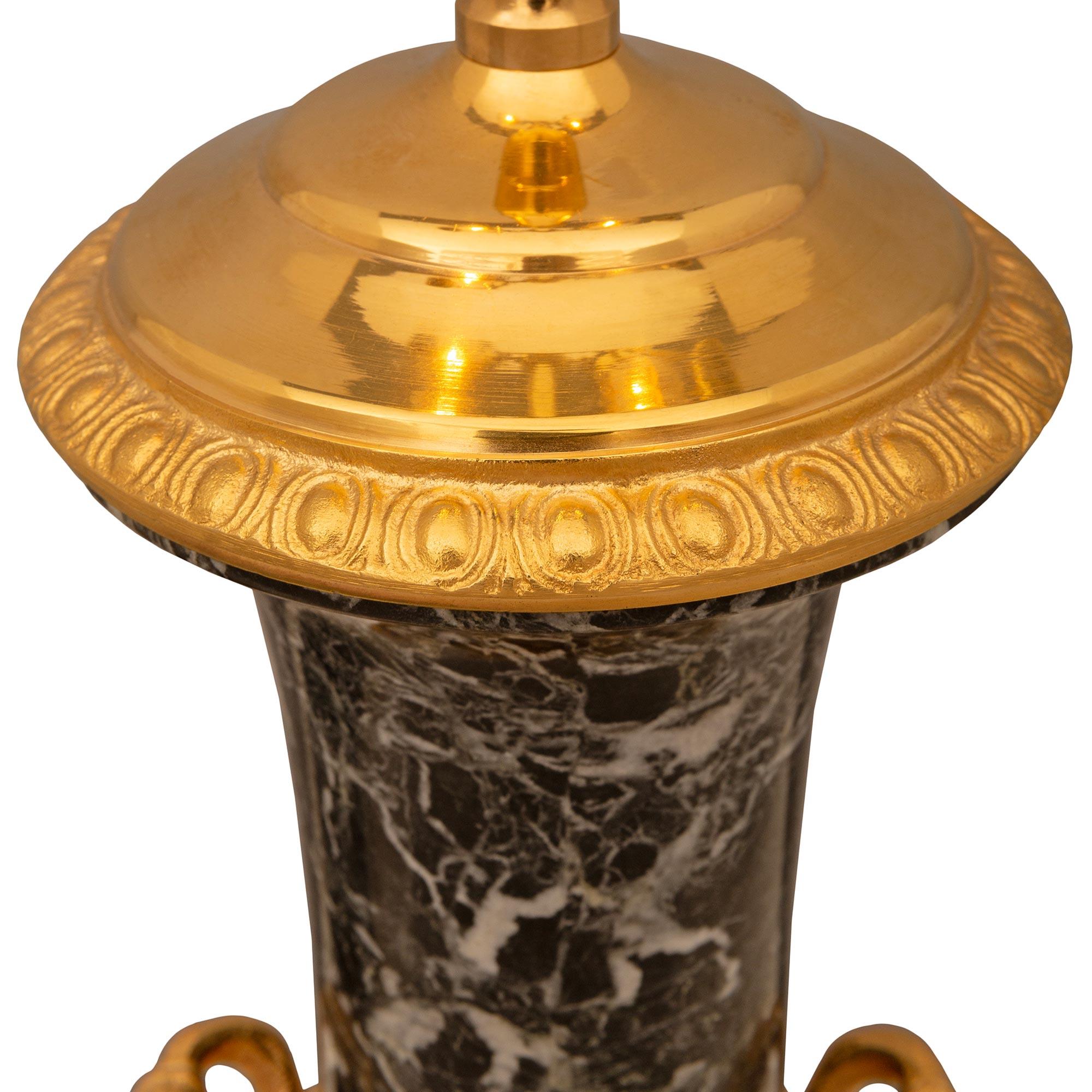 Paar französische Louis-XVI-Lampen aus Goldbronze und Breccia Verde-Marmor aus dem 19. Jahrhundert im Zustand „Gut“ im Angebot in West Palm Beach, FL