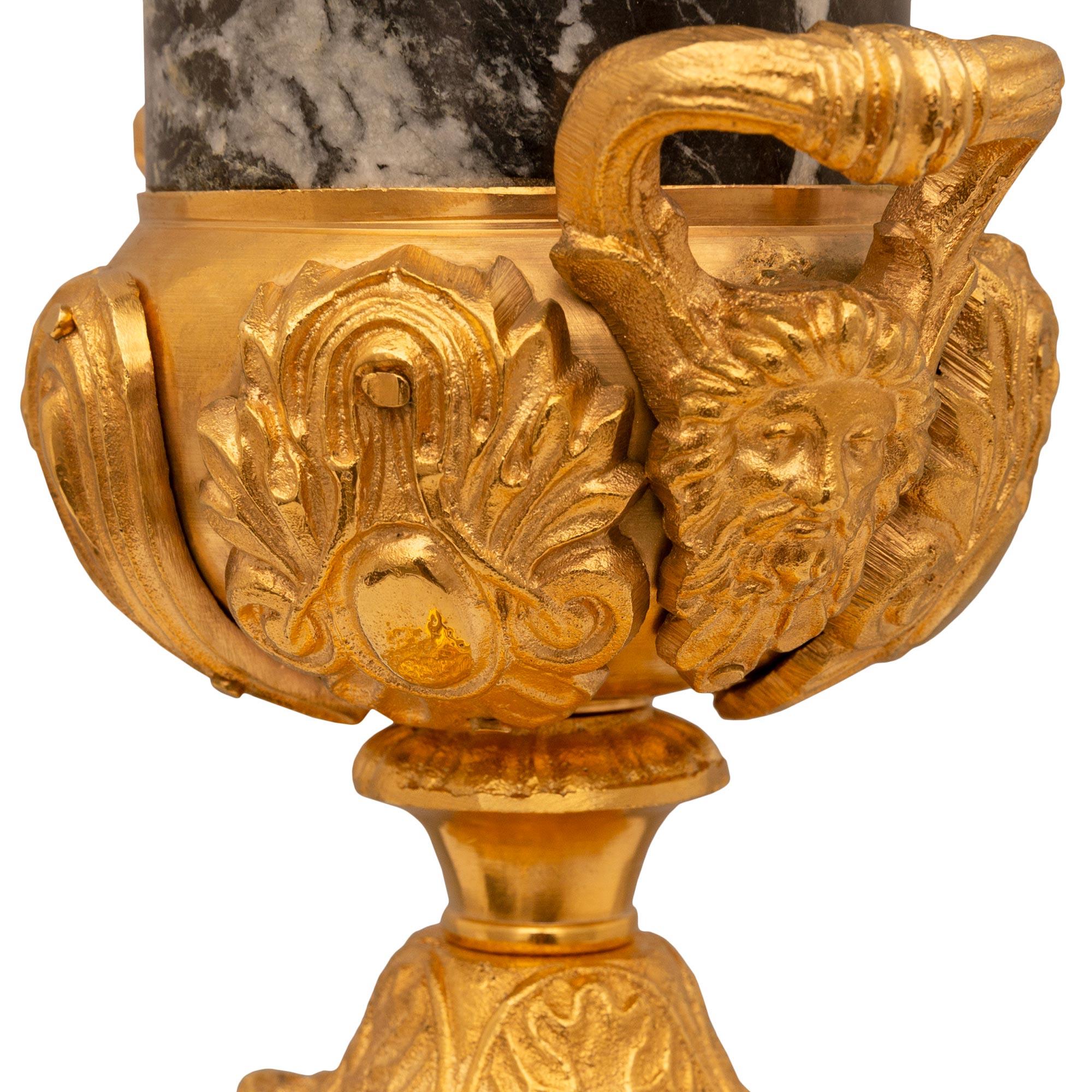 Paar französische Louis-XVI-Lampen aus Goldbronze und Breccia Verde-Marmor aus dem 19. Jahrhundert im Angebot 2
